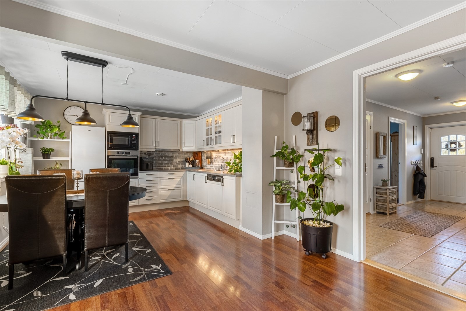 Pent kjøkken med integrerte hvitevarer som oppvaskmaskin, komfyr, platetopp og micro. Frittstående kjøleskap! Galleribilde