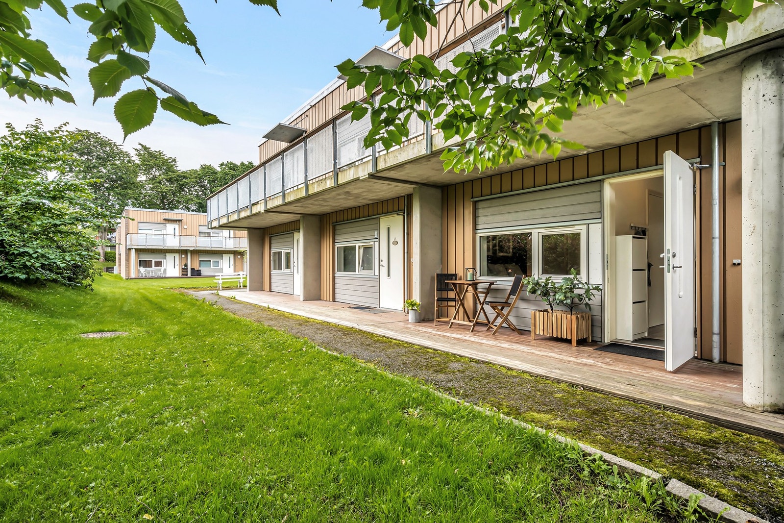 Om sommeren kan man nyte morgensolen på svalgangen. Galleribilde