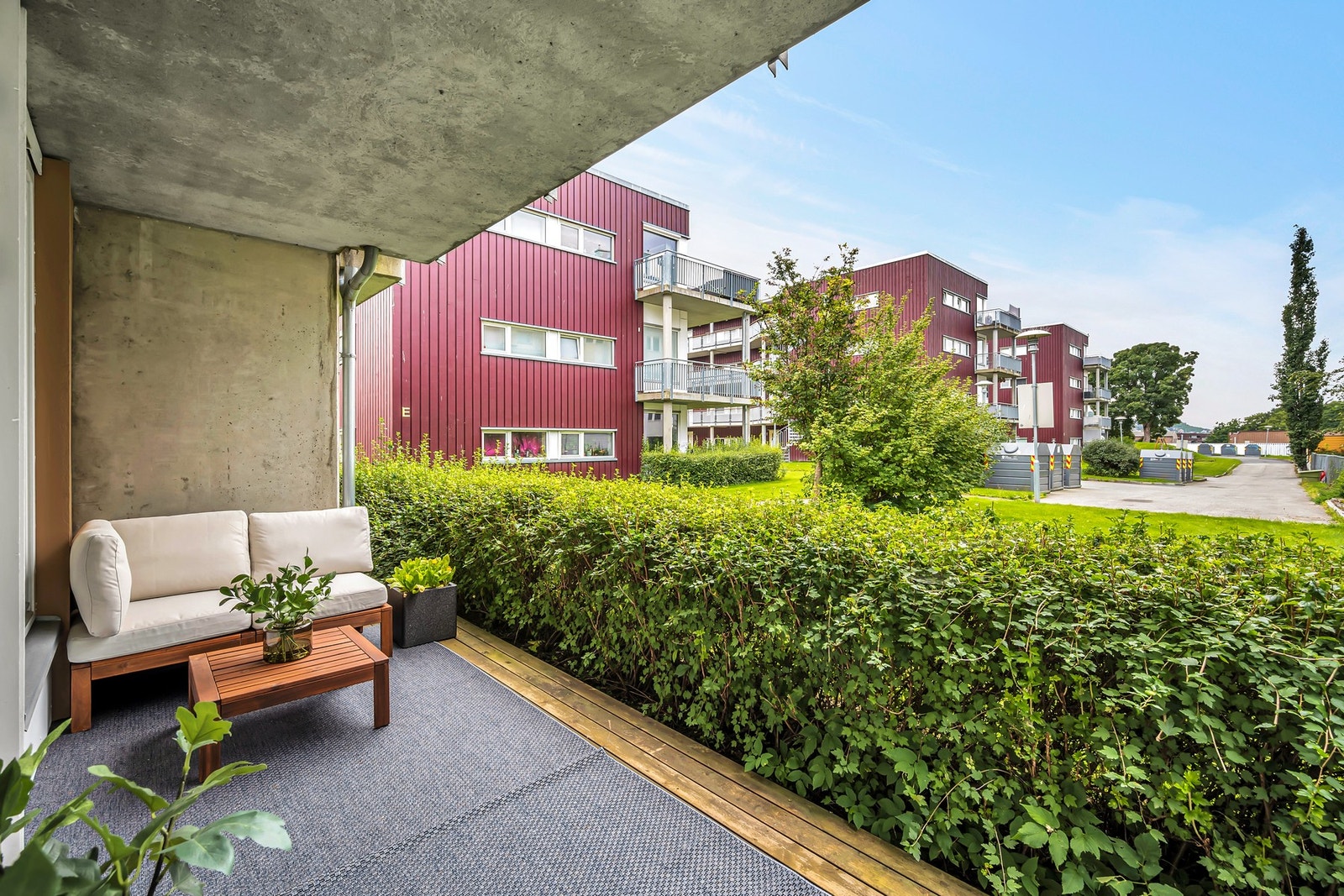 Om sommeren tykner hekken til og oppleves som skjermende. Galleribilde