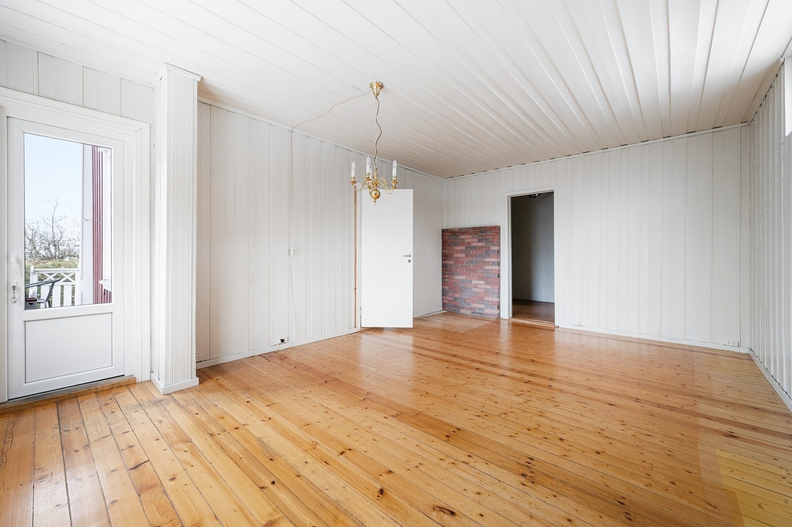 Romslig og innbydende stue med store vindusflater som slipper inn rikelig med naturlig lys. Galleribilde