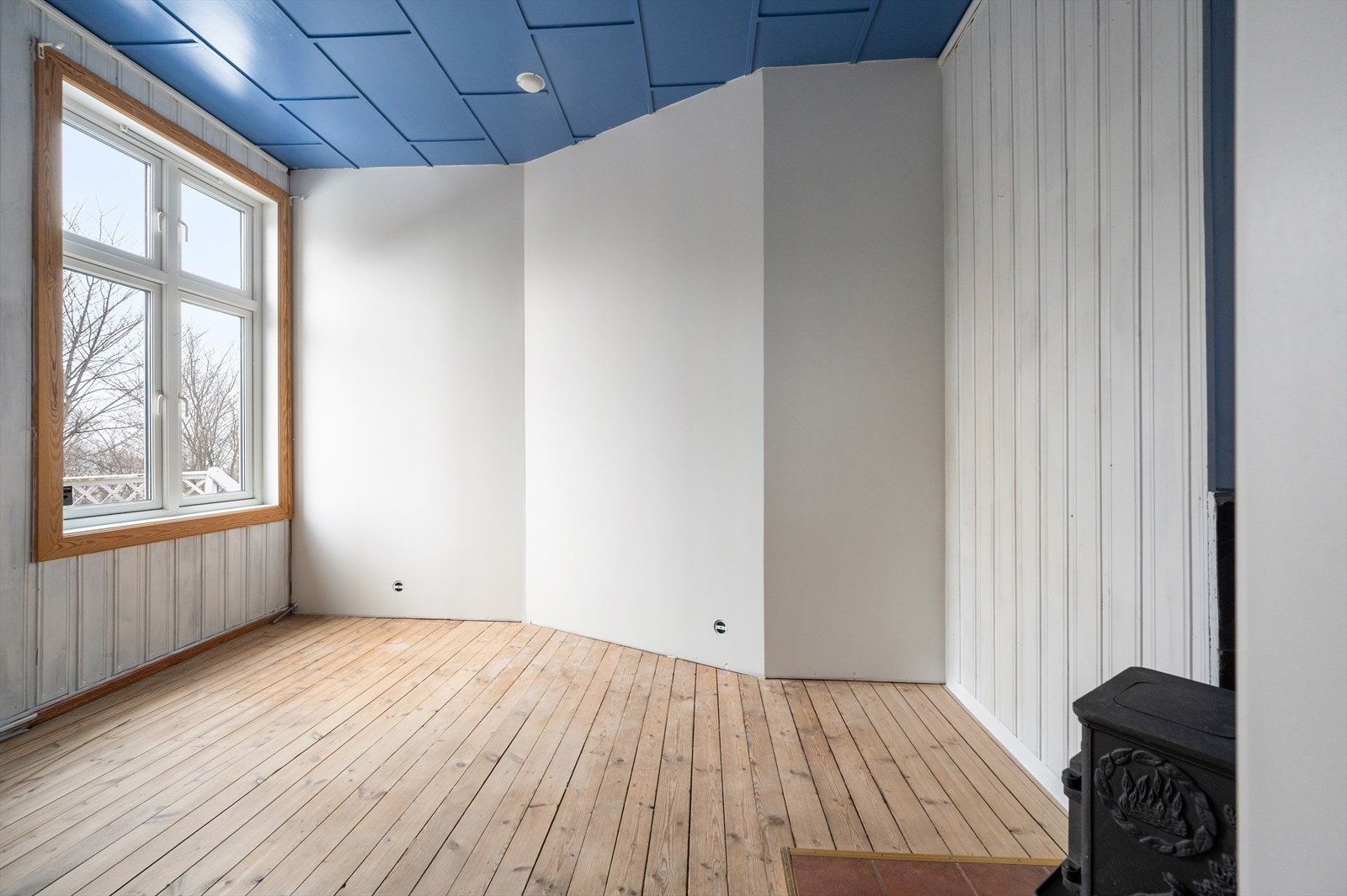 Her er det plass til dobbeltseng, nattbord og garderobeskap. Galleribilde