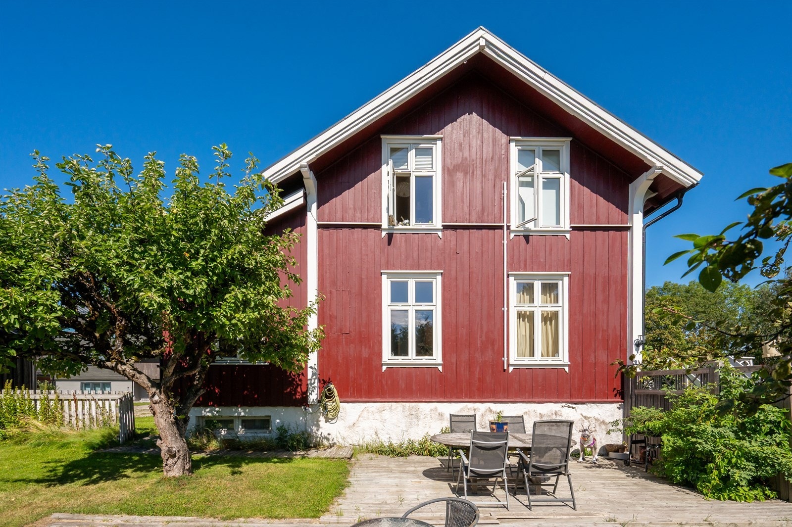 Eiendommen ligger i 1. etasje og kjeller. Her får du en romslig og innholdsrik bolig omgitt av store grøntområder. Avbildet terrasse tilhører ikke denne seksjonen. Vår hage ligger til høyre i bildet. Galleribilde