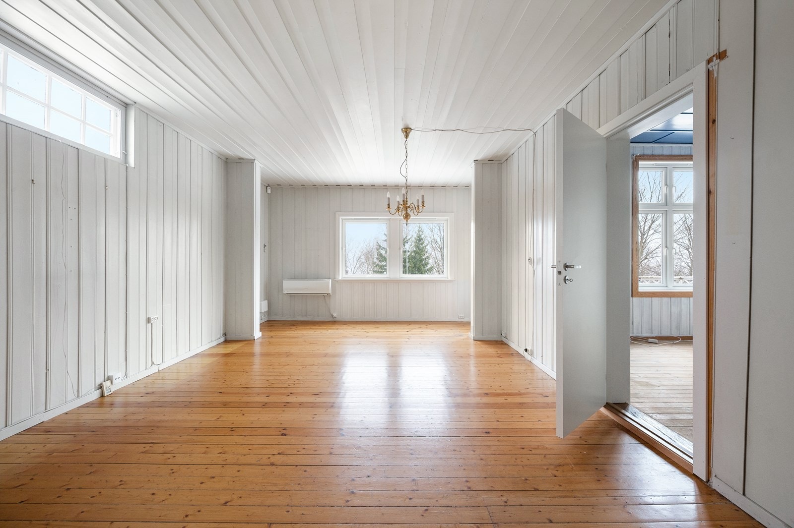 Boligen går over to plan og byr på en romslig stue i delvis åpen løsning mot kjøkkenet, med direkte utgang til terrasse og hagen. Galleribilde