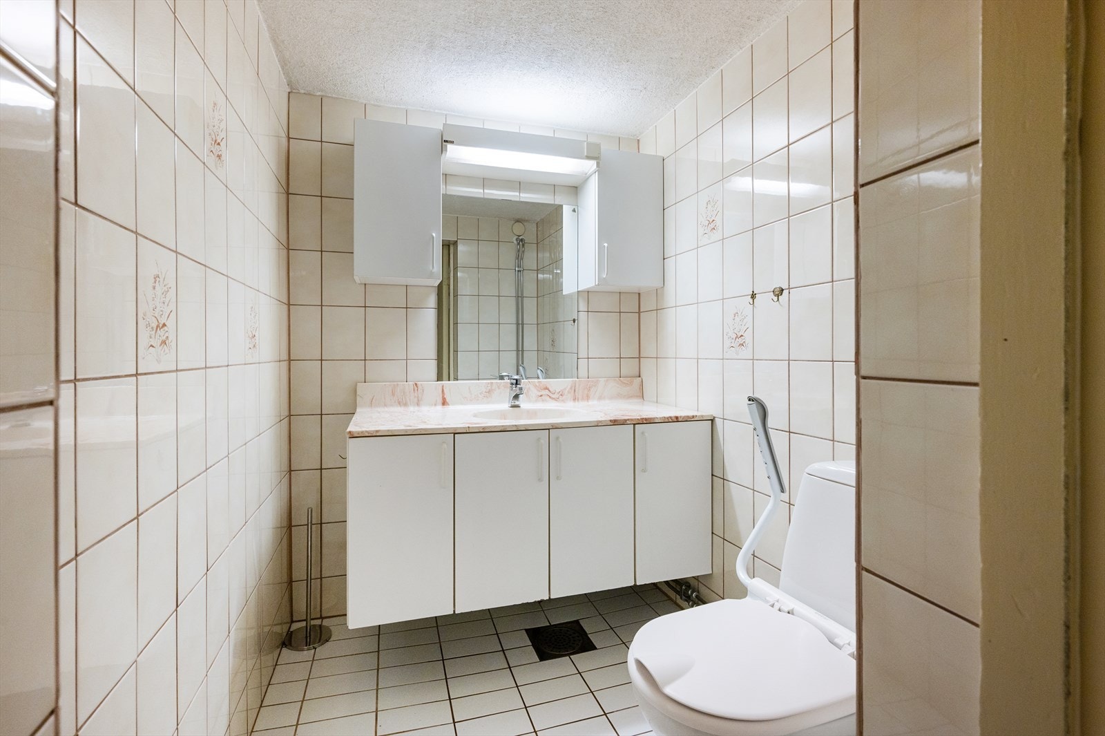 Separat toalettrom med flislagte overflater. Rommet er utstyrt med klosett, heldekkende servant på underskap og speil. Naturlig ventilasjon. Oppussing må påregnes. Galleribilde