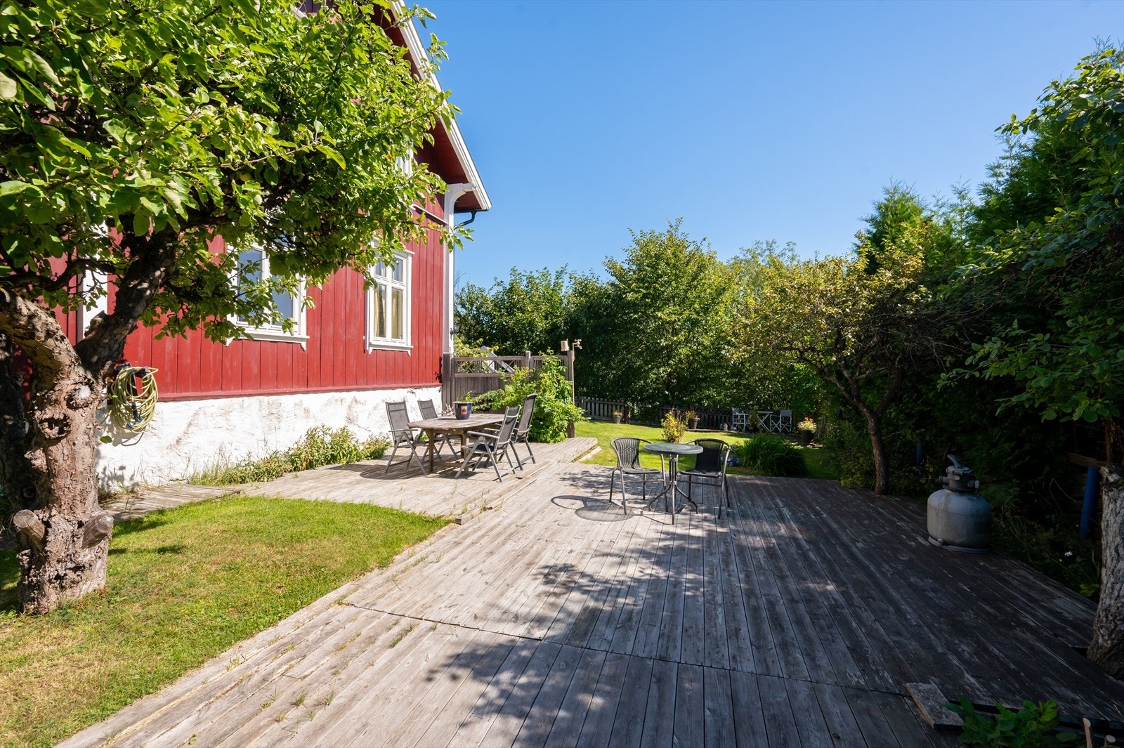 Hagen til seksjon 1 omfatter ikke markterrassen, men hage med plenareal sett lengst bort i bildet. Leveggen på husets hjørne markerer skillet. Galleribilde