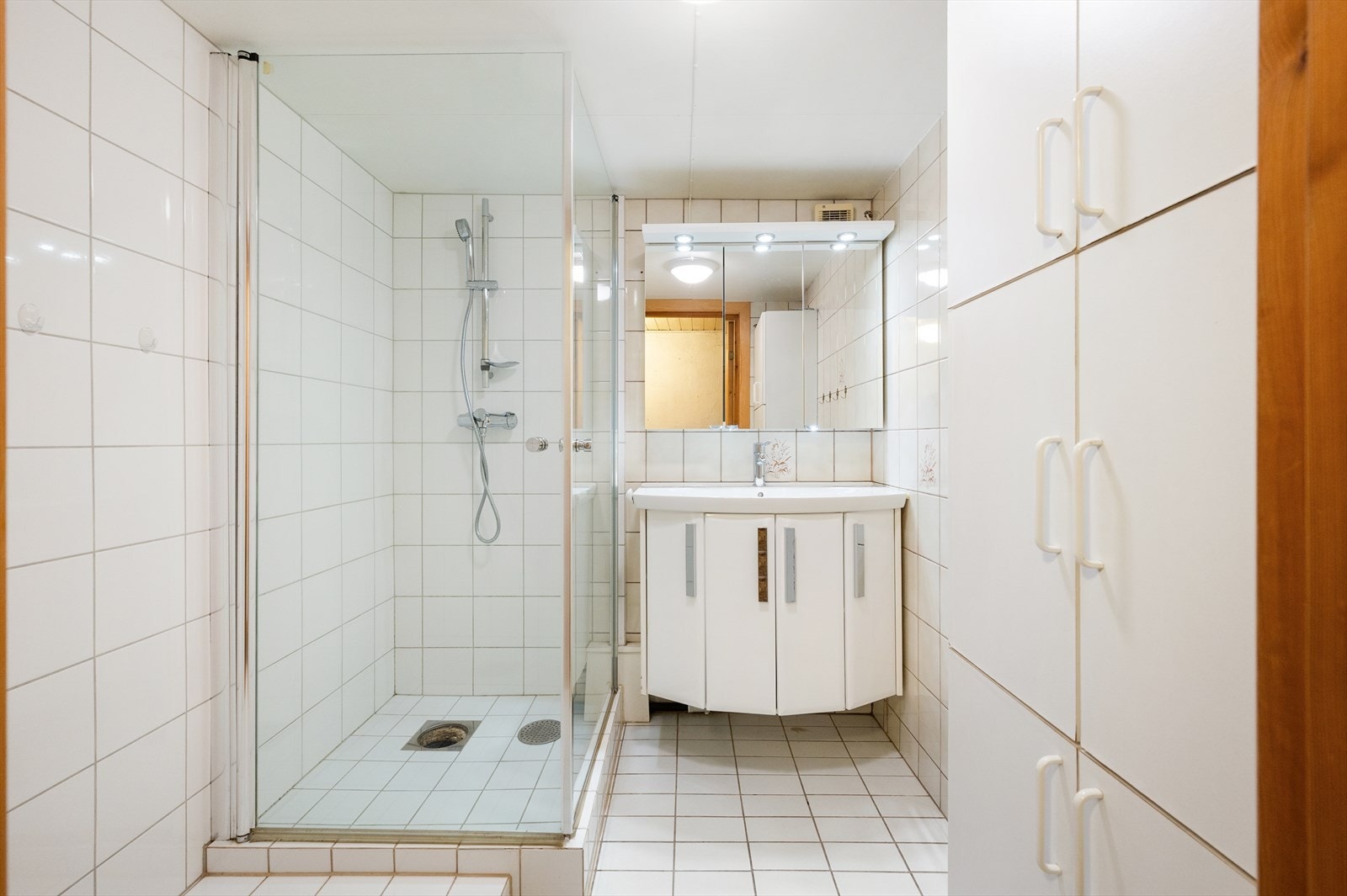 Eldre bad fra ukjent årstall. Badet er utstyrt med baderomsinnredning med ovenpåliggende servant og vegghengt speilskap med belysning over. Badets forventede levetid vurderes som utløpt, og oppussing av våtrommet i sin helhet må påregnes på kort sikt. Galleribilde