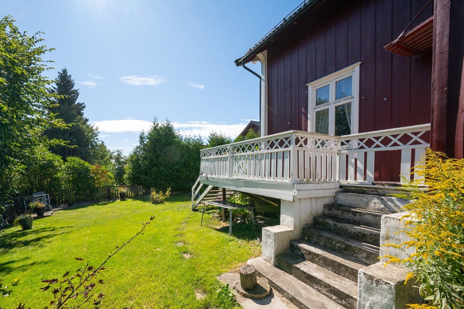 Fra terrassen har man to trappeløp ned til den flotte hagen. Galleribilde