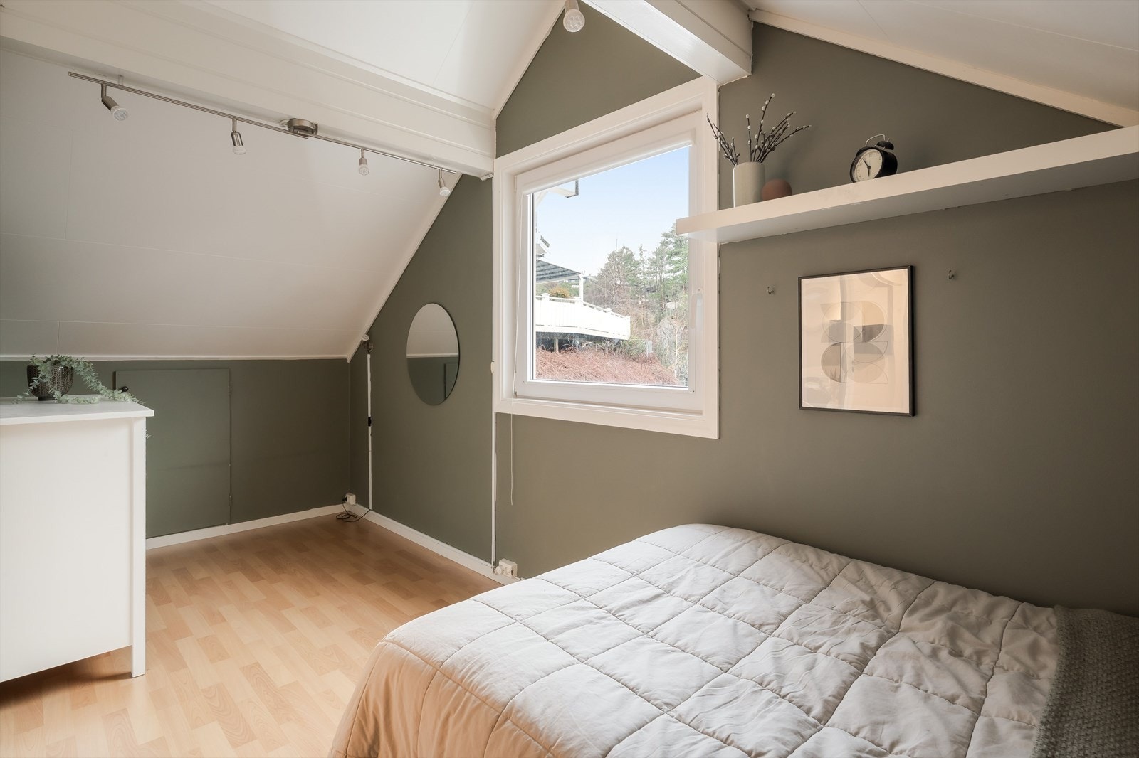 Soverom 2 | Rommet passer ypperlig som barnerom, gjesterom eller kontor Galleribilde