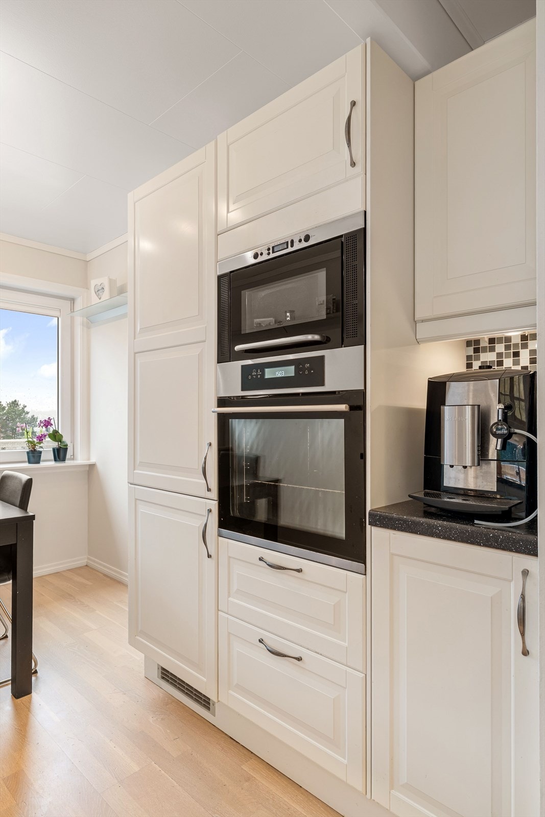 Tidløst kjøkken med integrerte hvitevarer Galleribilde