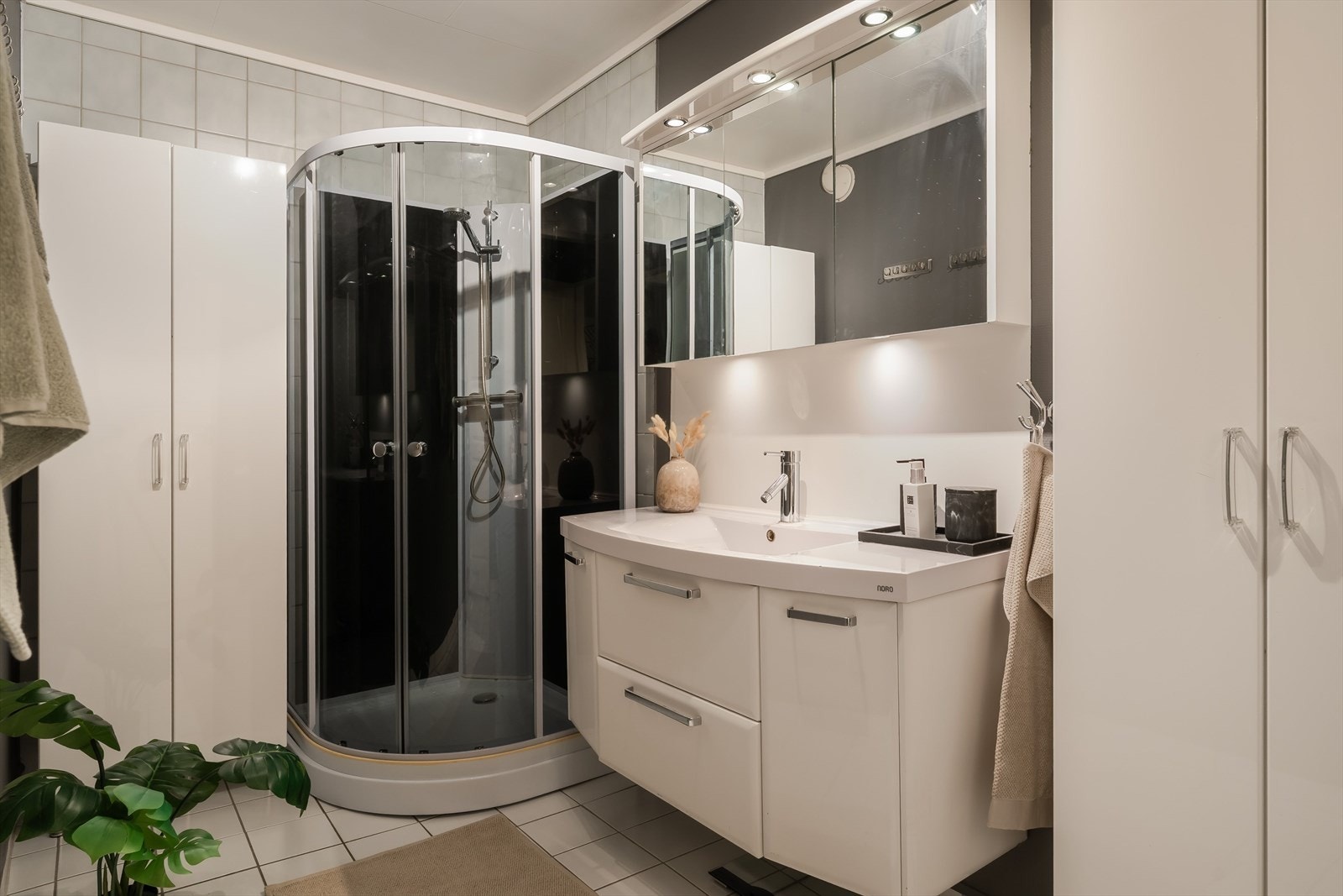 Bad med varme i gulv, servant i møbel og dusjkabinett Galleribilde