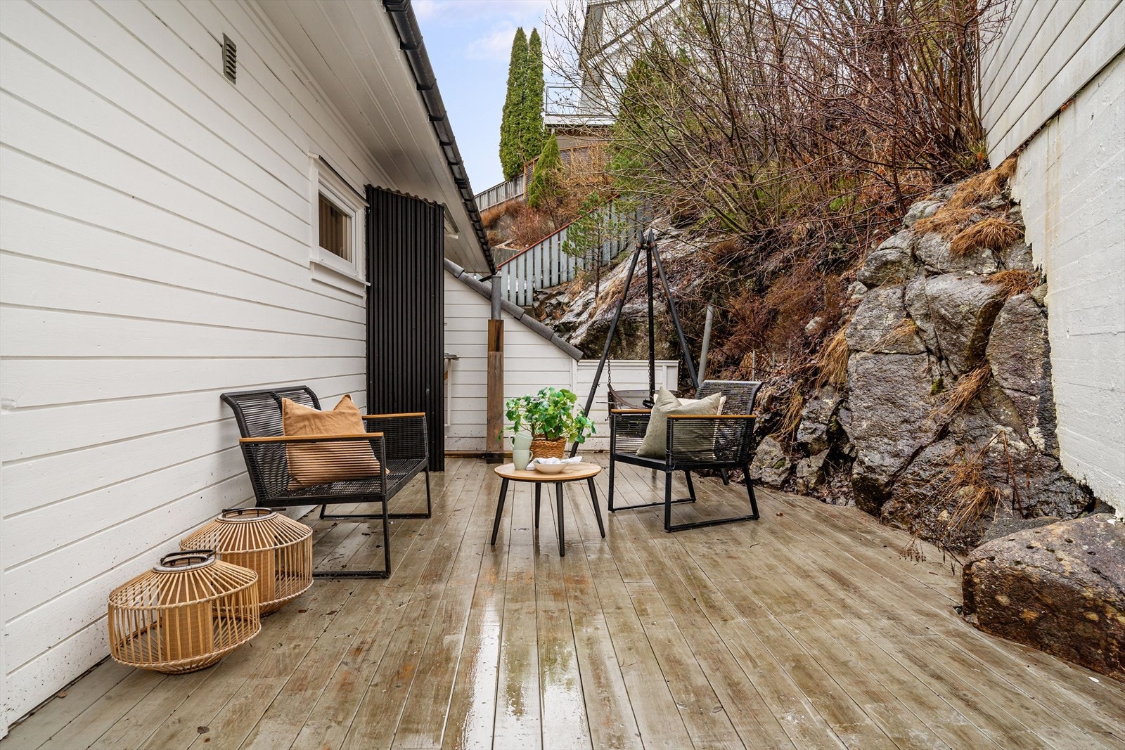 Ønsker du å trekke deg litt tilbake er det også god plass til innredning av sittegruppe på baksiden av terrassen Galleribilde