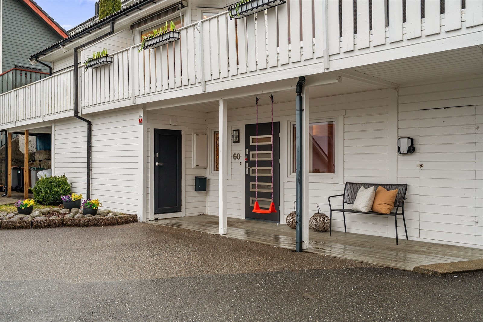 Overbygget inngang og to eksterne boder | Elbil-lader Galleribilde