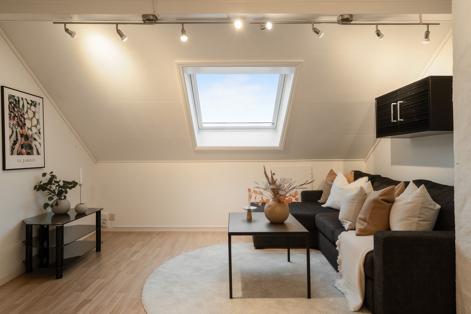 Loftstue med god plass til innredning med sofa og tilhørende møblement - perfekt når barna har besøk! Galleribilde