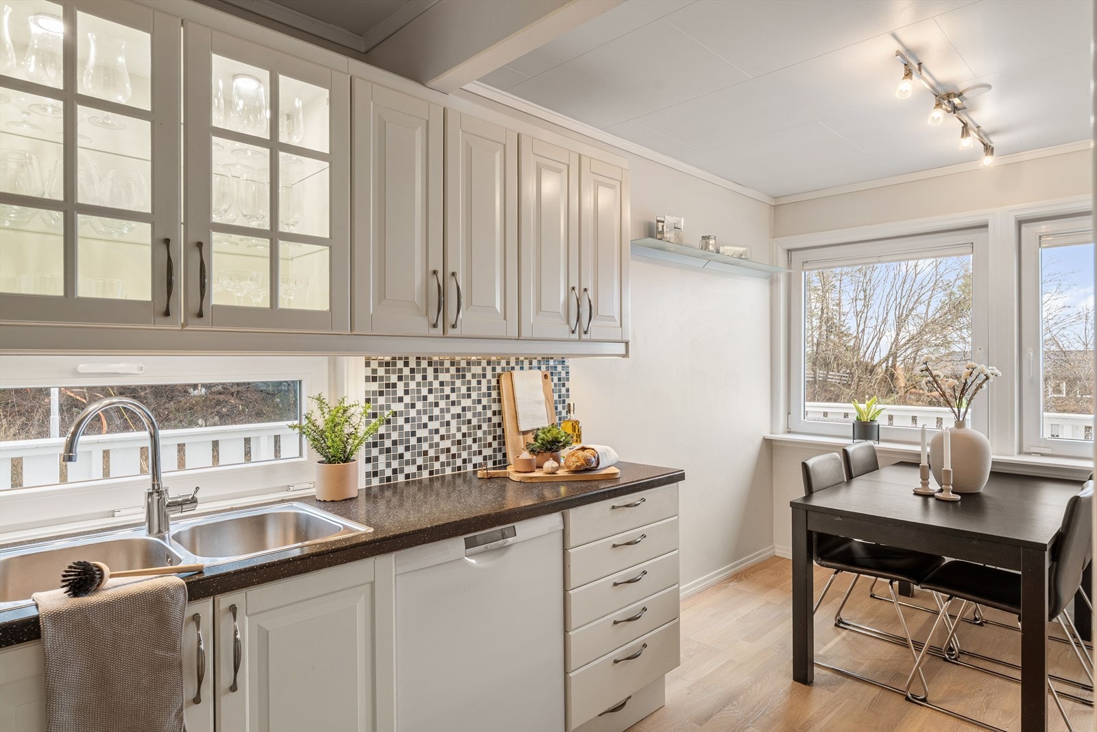 Boligens kjøkken er lyst og pent med profilerte fronter og laminat benkeplate Galleribilde