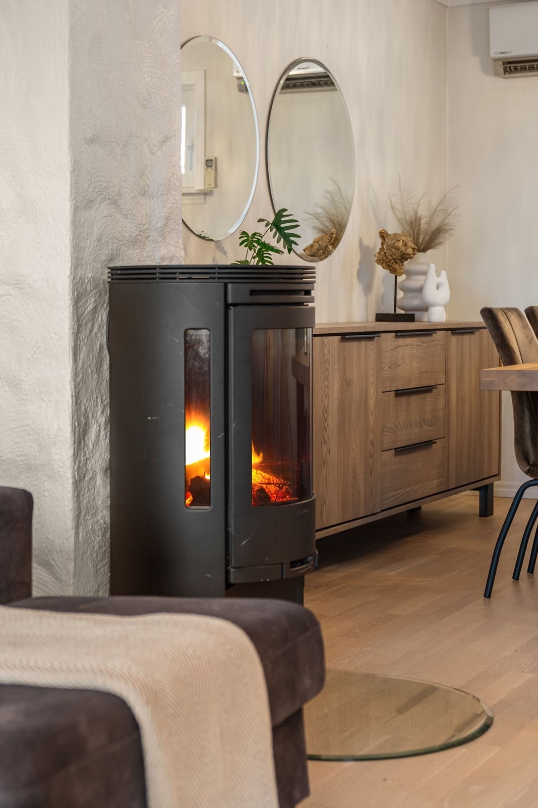 Peis i stuen som sørger for varme og ikke minst atmosfære på kalde høst- og vinterdager Galleribilde