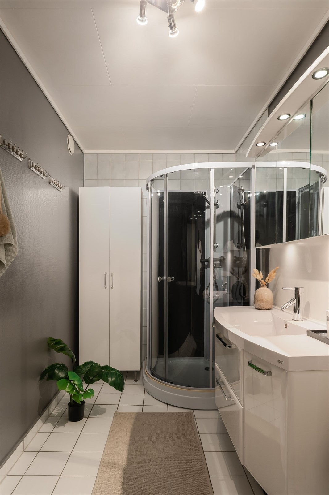 Baderomsinnredning fra 2016 og dusjkabinett fra 2026 Galleribilde