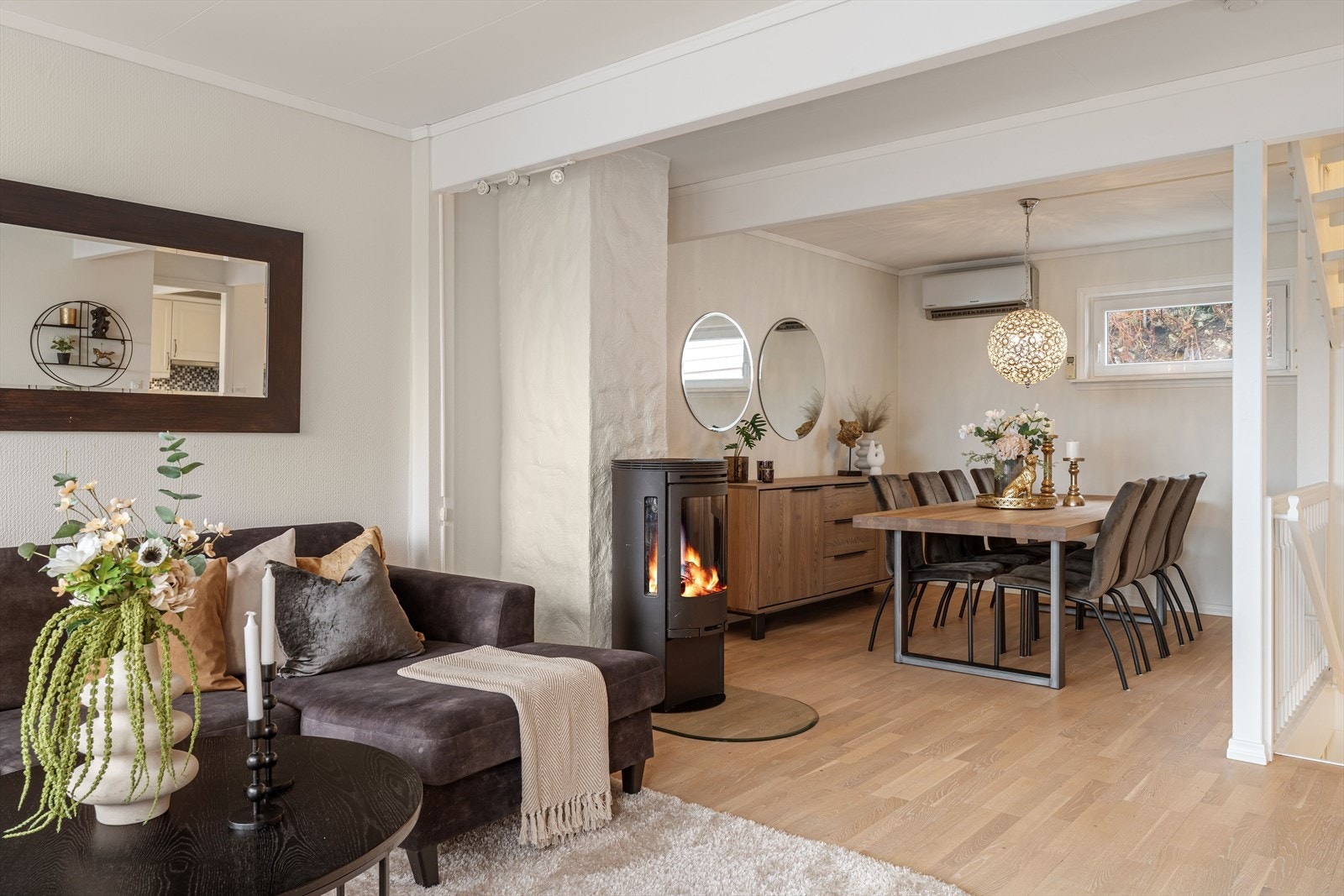 Stuen har en fin utforming som gjør det enkelt å innrede i ulike soner Galleribilde