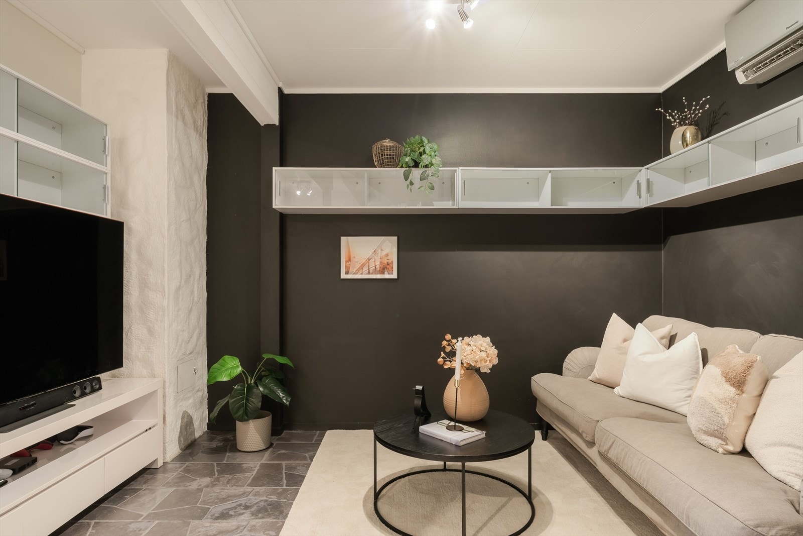 Hall innredet som stue med varmepumpe Galleribilde