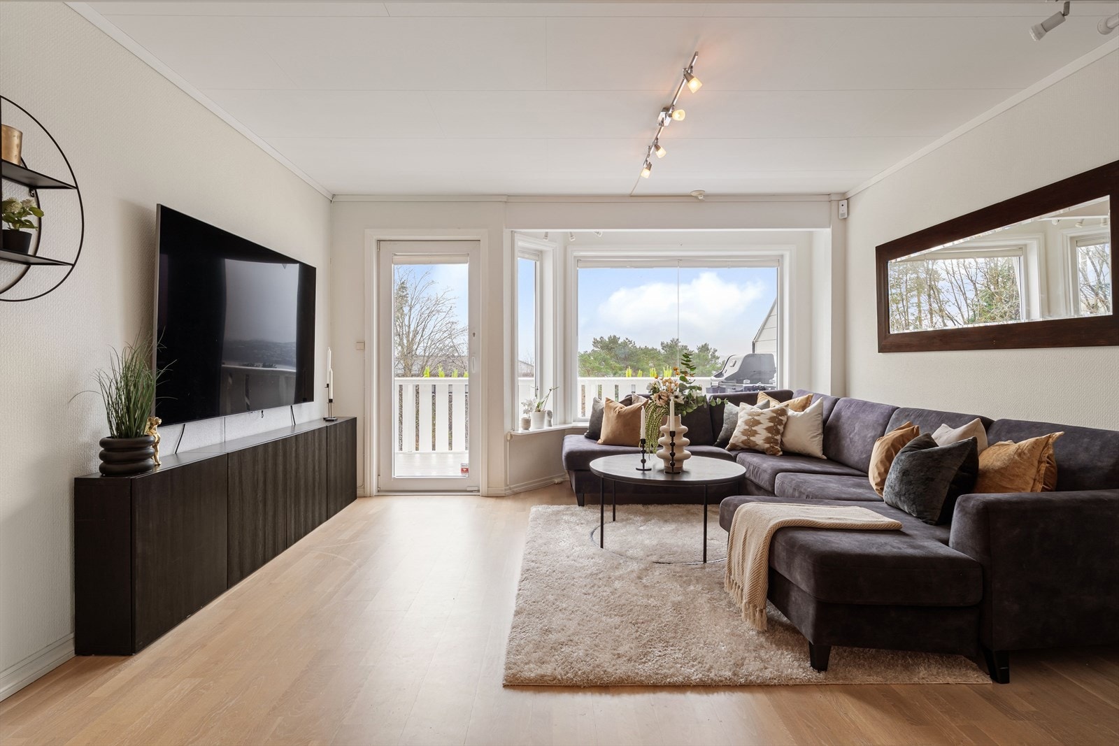 Videre er det utgang til den flotte terrassen som strekker seg rundt hele boligen Galleribilde