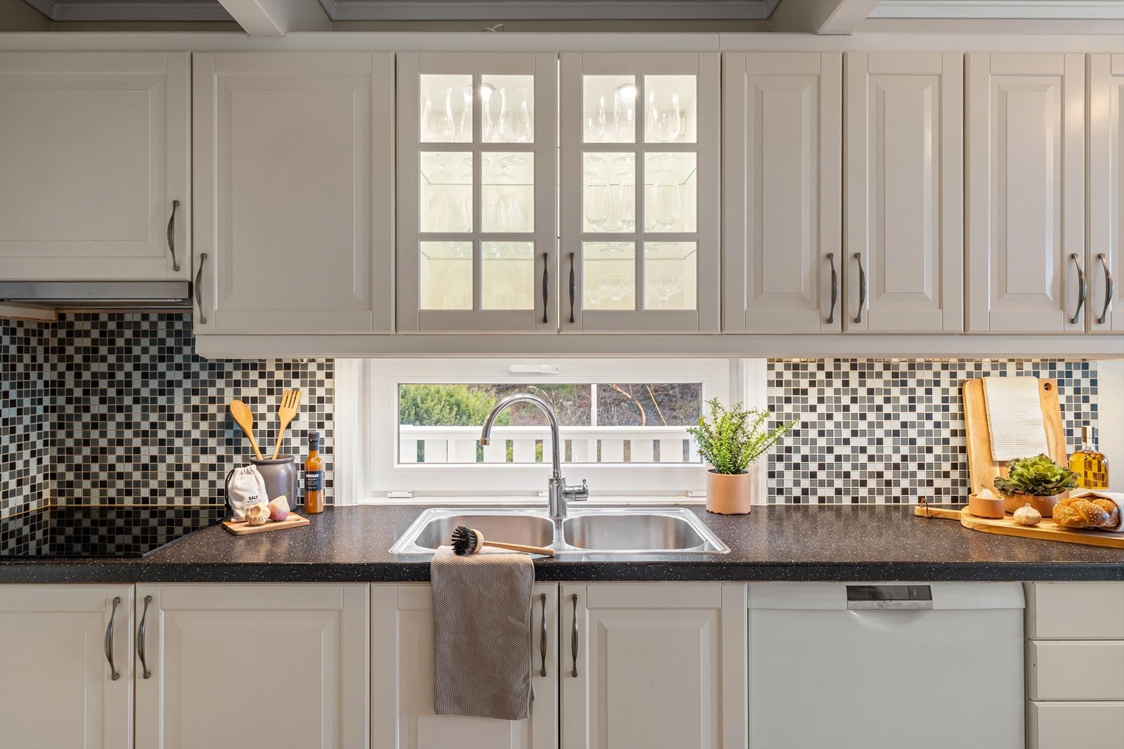 Godt med skapplass på kjøkkenet Galleribilde