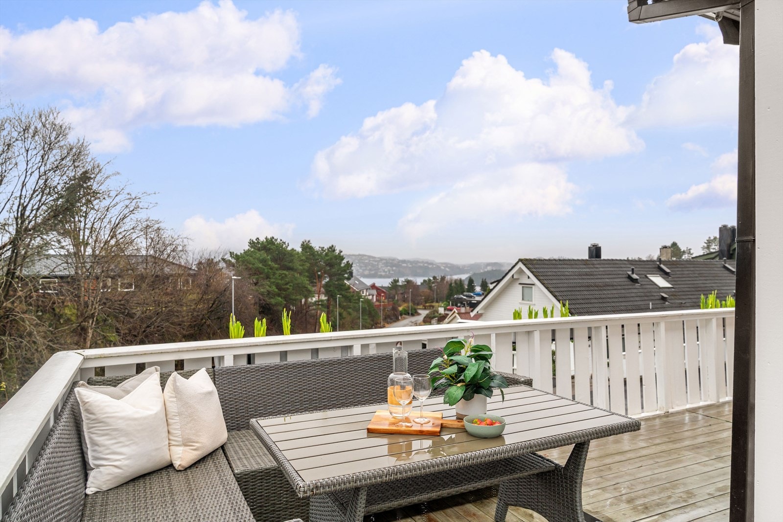 En flott halvpart av tomannsbolig med gjennomgående god standard, plass i garasje og terasseareal på hele 60m² - en bolig som vil passe familien perfekt! Galleribilde