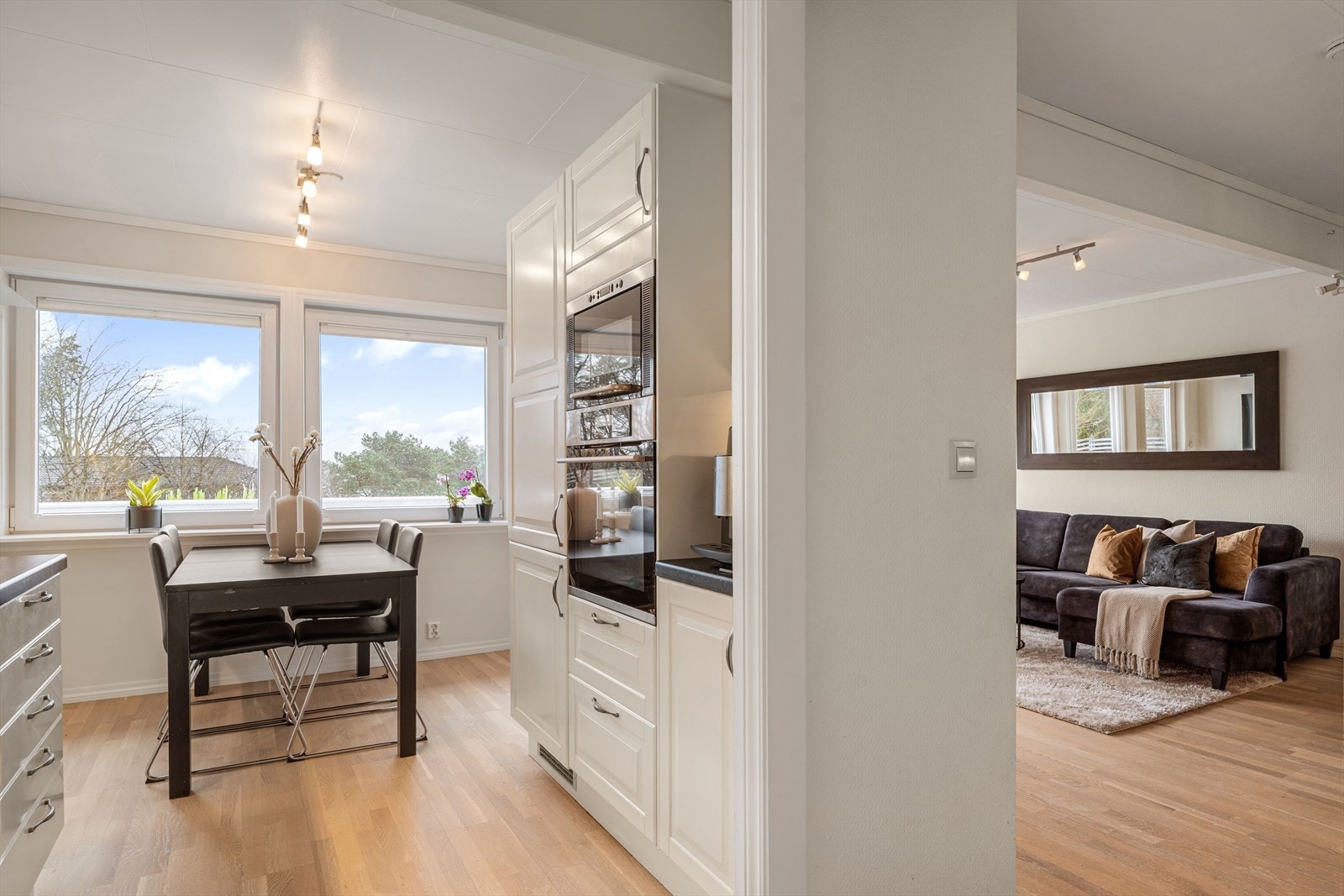 Sømløs overgang mellom stue og kjøkken | Gir en god romfølelse Galleribilde