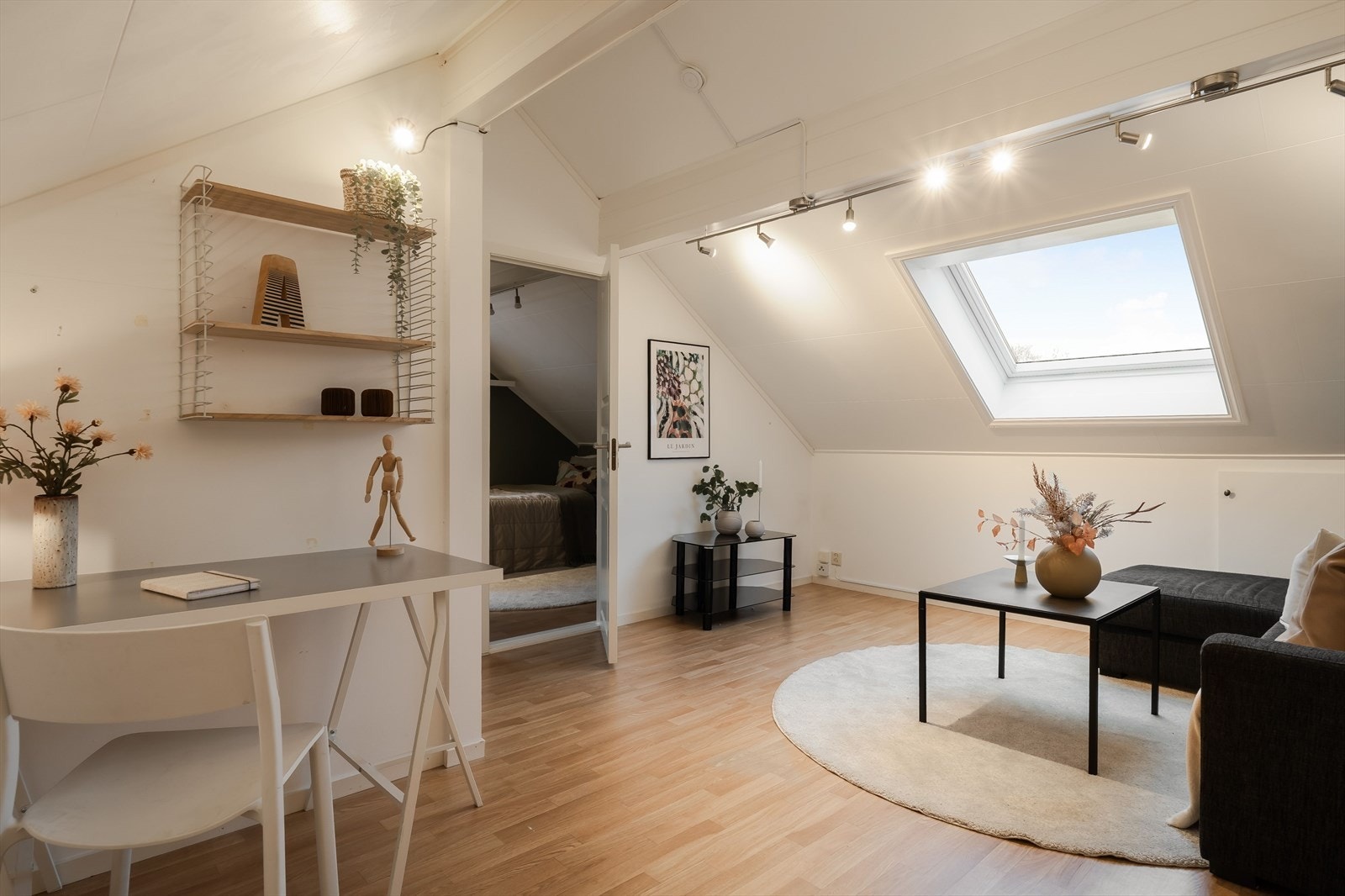 Videre beveger vi opp til loftsetasjen som inneholder en loftstue og et stort soverom Galleribilde