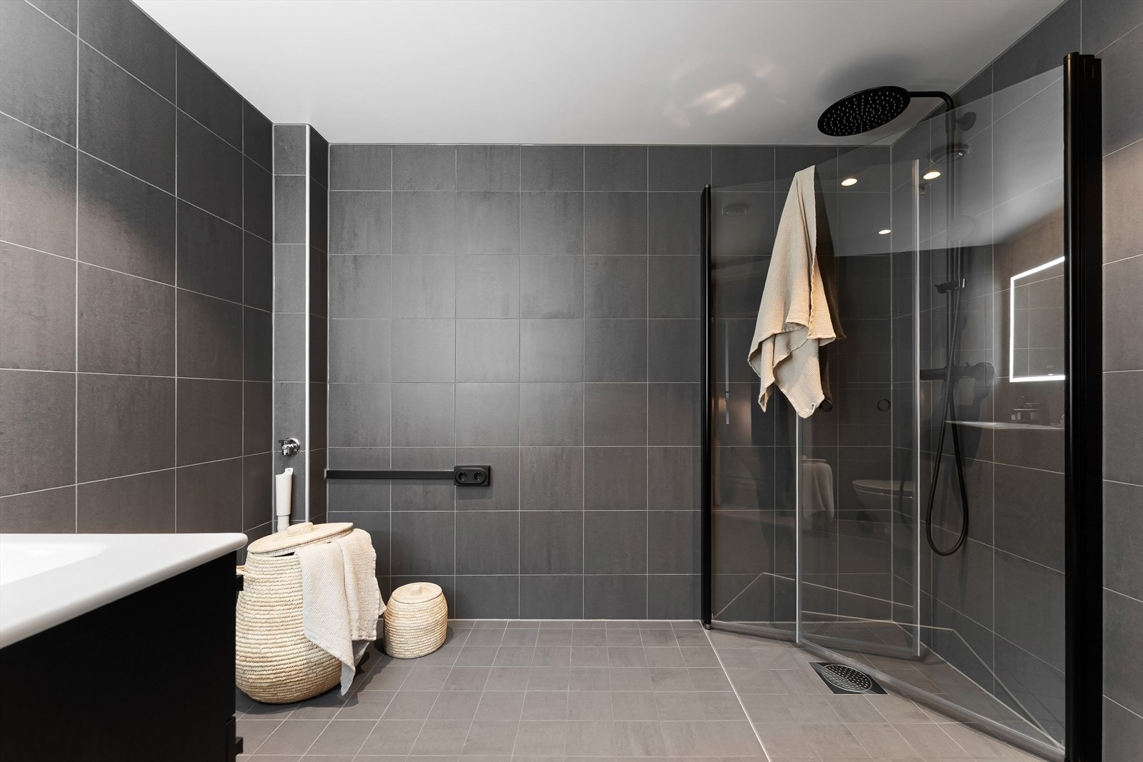 Romslig bad med opplegg for vaskemaskin. Her er det gode skap og oppbevaringsmuligheter. Galleribilde