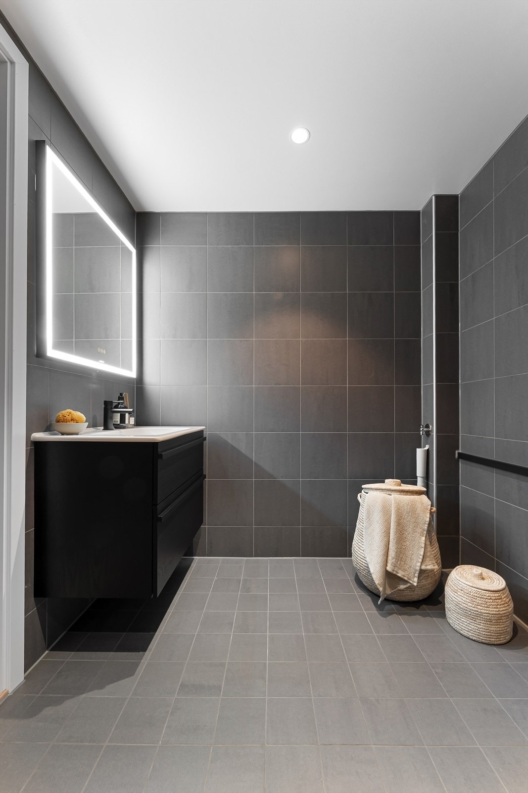 Badet er pent flislagt i moderne farger. Galleribilde