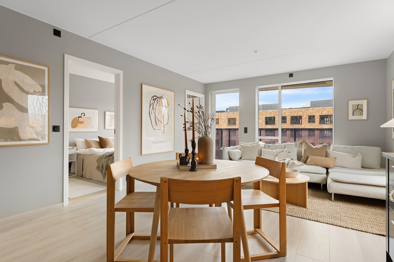 Åpen stue-kjøkkenløsning med gode møbleringsmuligheter. Galleribilde