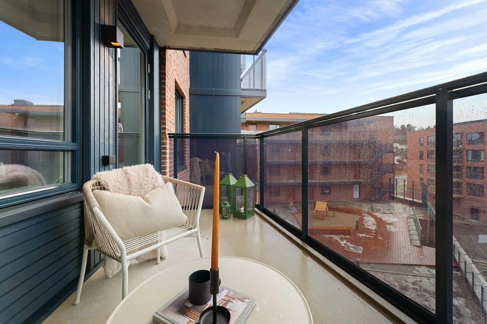 Balkongen vender inn mot en hyggelig og rolig indre gård. Galleribilde