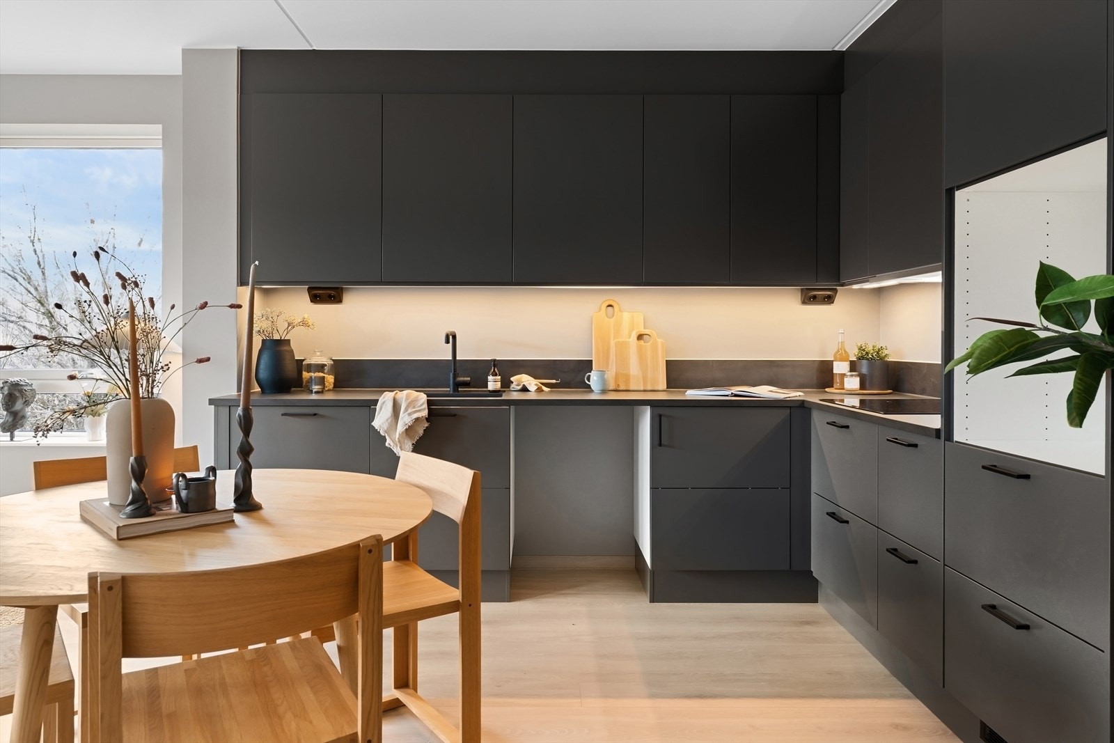 Stort kjøkken fra Sigdal med god benkeplass. Galleribilde