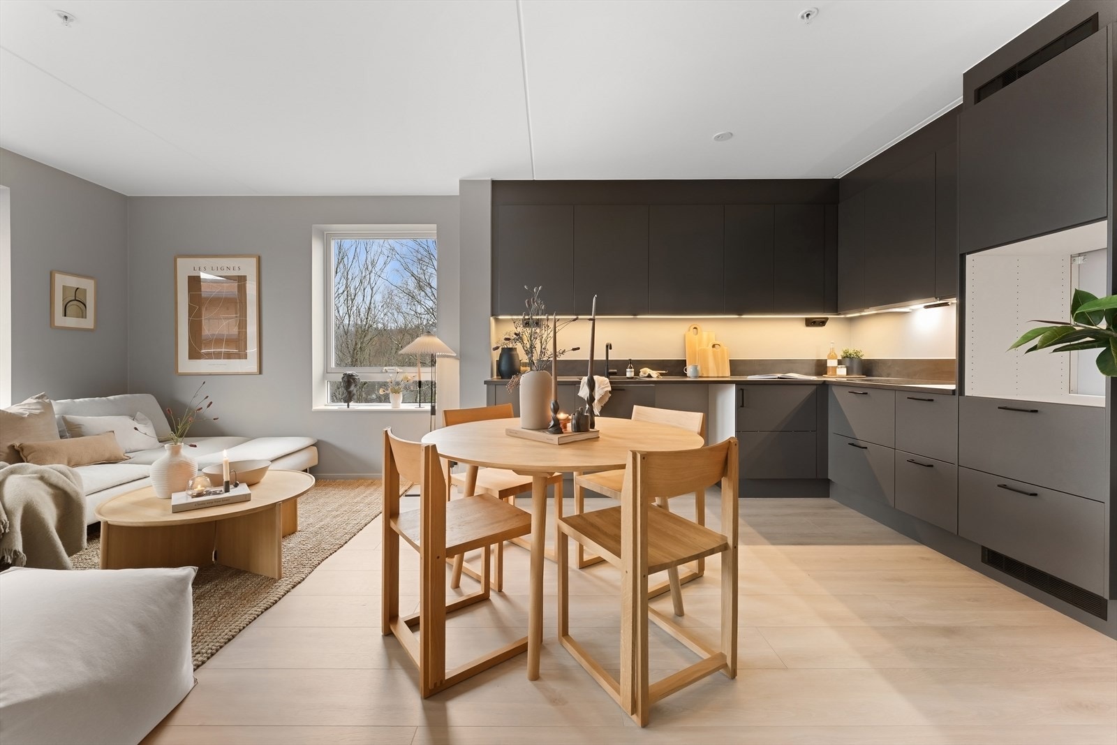 Leiligheten fremstår som moderne med tidsriktige farger og materialer. Galleribilde