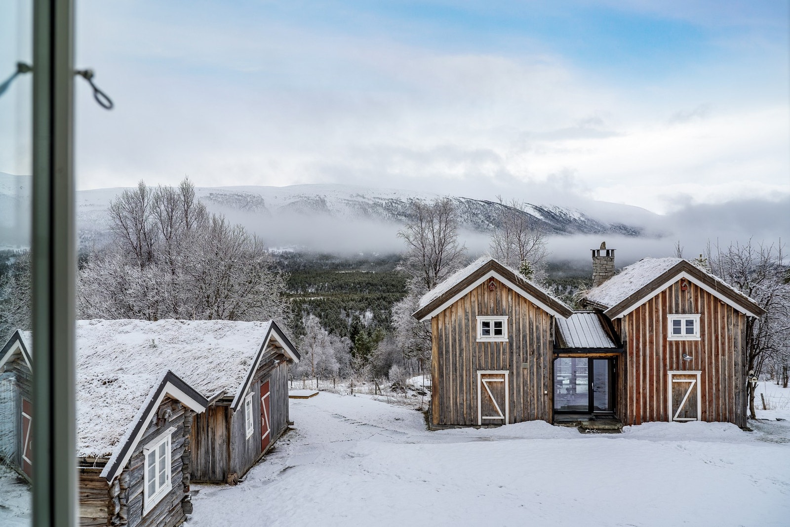 Nydelig utsikt å hvile blikket på fra vinduet ved kontorpulten. Galleribilde