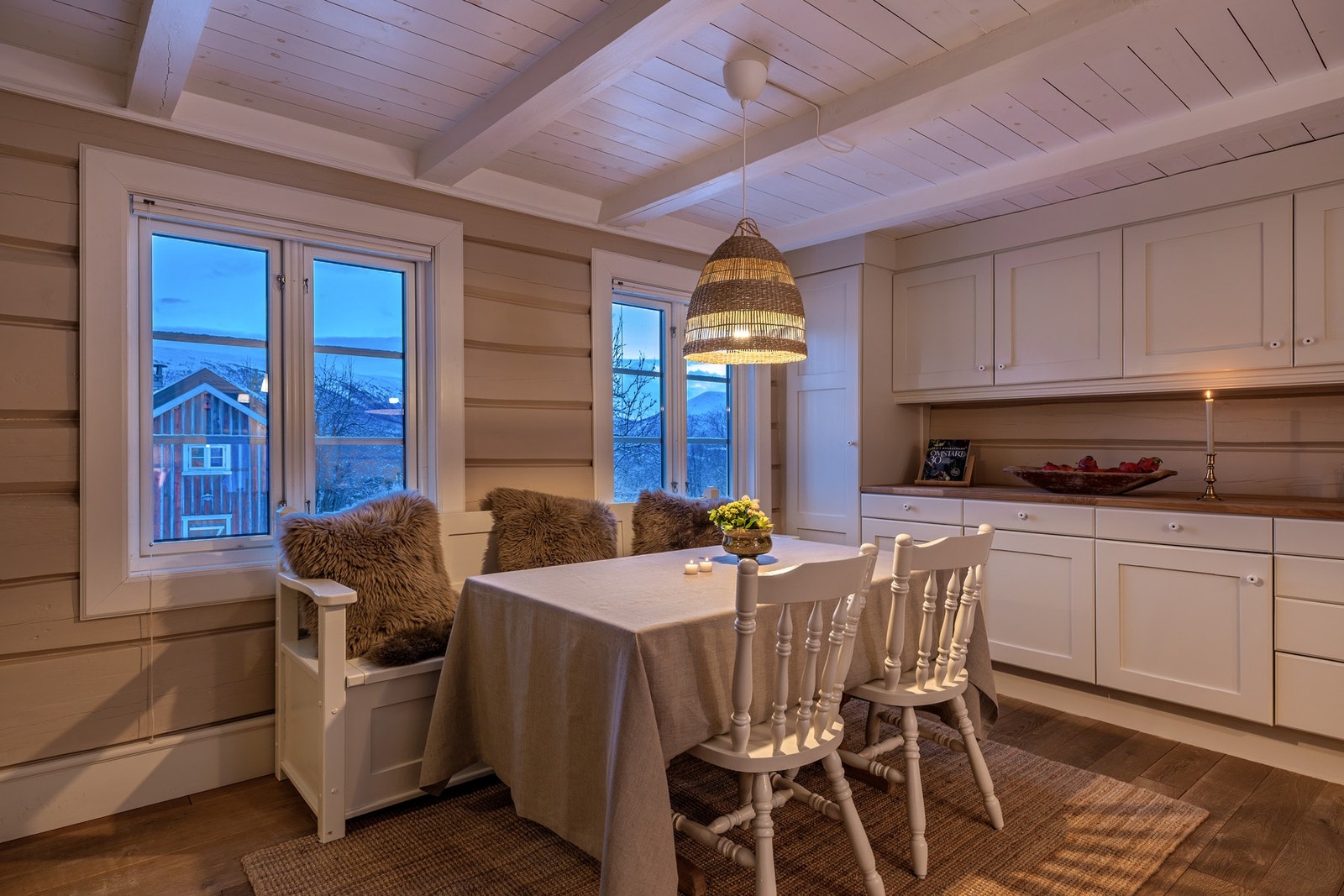 Den solide kjøkkeninnredningen er laget av en lokal møbelsnekker. Galleribilde