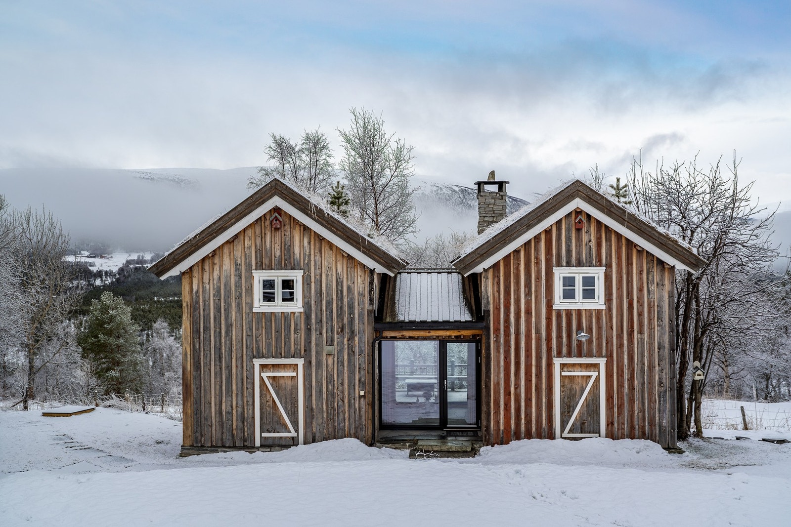 Annekset består av to stabbur, stilig forent av et glassbygg. Galleribilde
