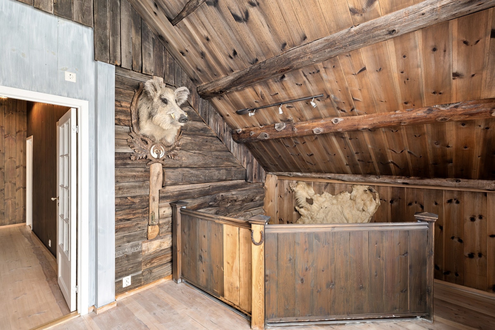 Andre etasje utgjør en egen soveromsavdeling med bad. Galleribilde