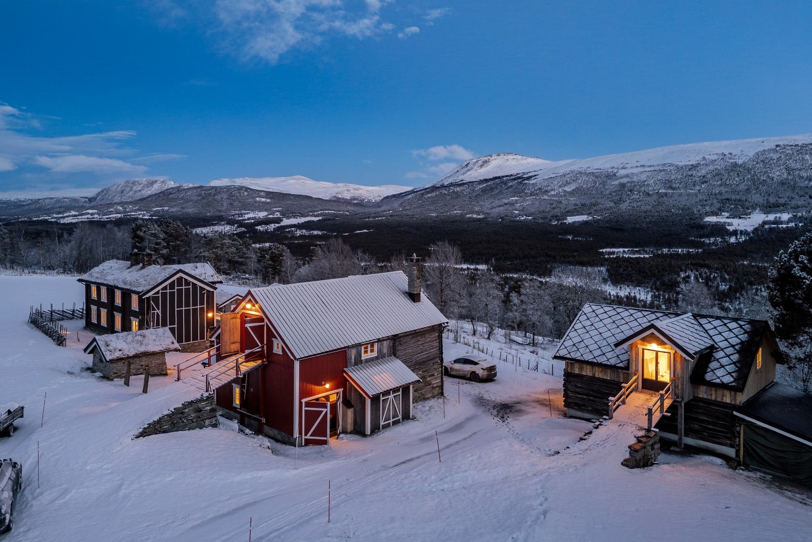 På utsiden av tunet er det oppført en garasje med god lagringsplass på loftet. Galleribilde