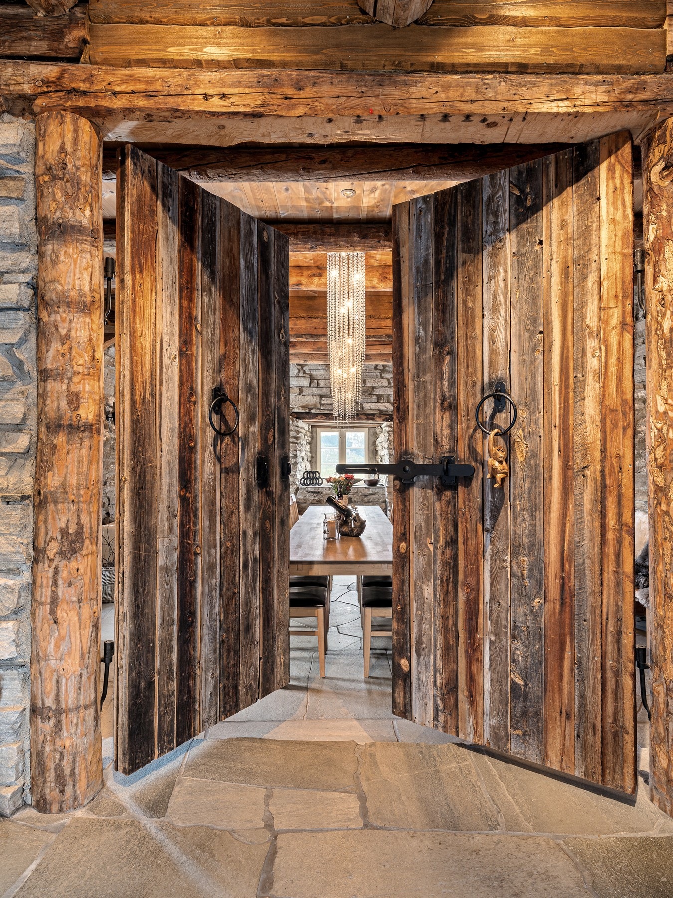 Den gamle låven er noe for seg selv med moderne kjøkken, soveromsavdeling og en staselig utformet gildehall. Galleribilde