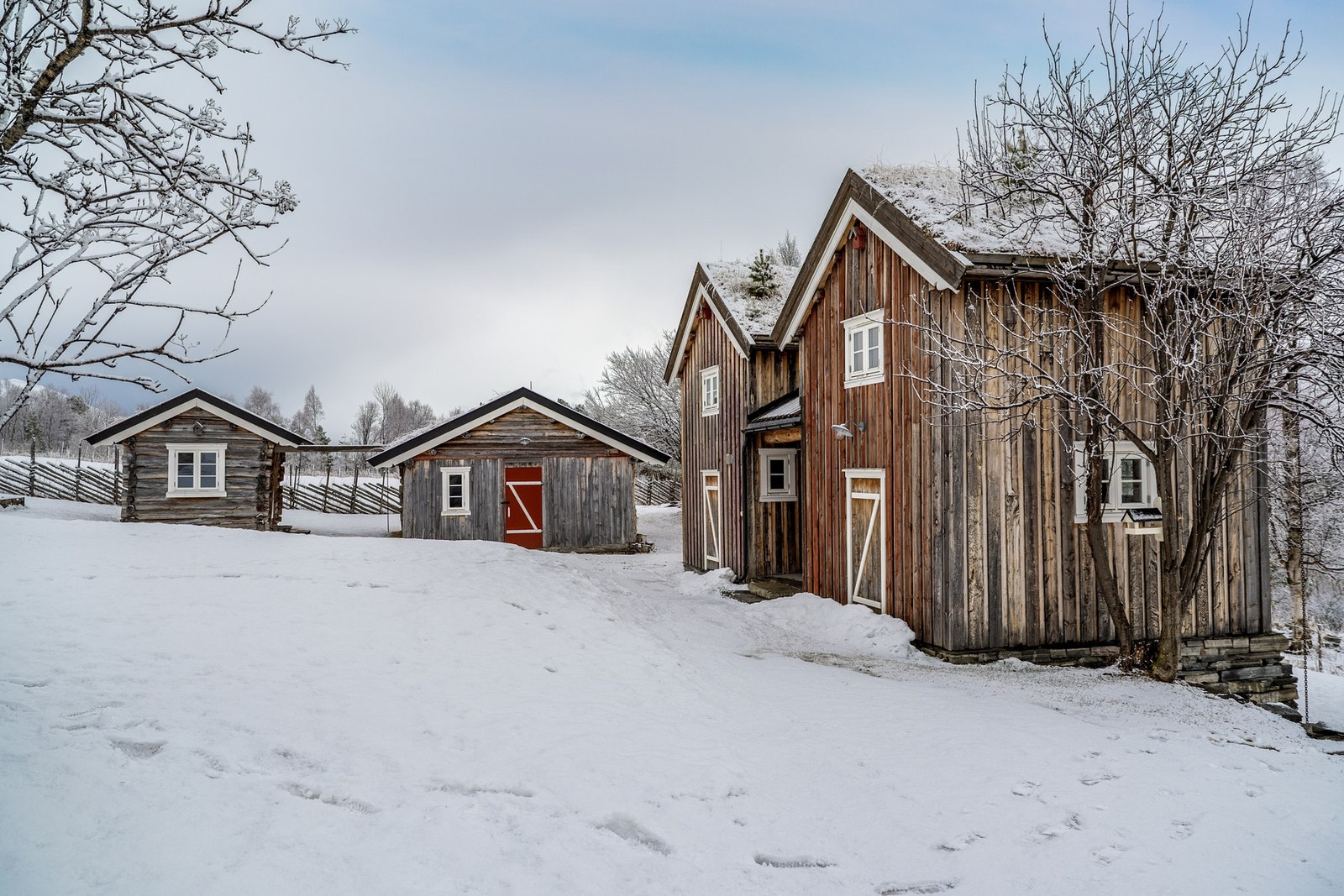 I tillegg til annekset har tunet to gjestehus og en stue innredet som trimrom. Galleribilde