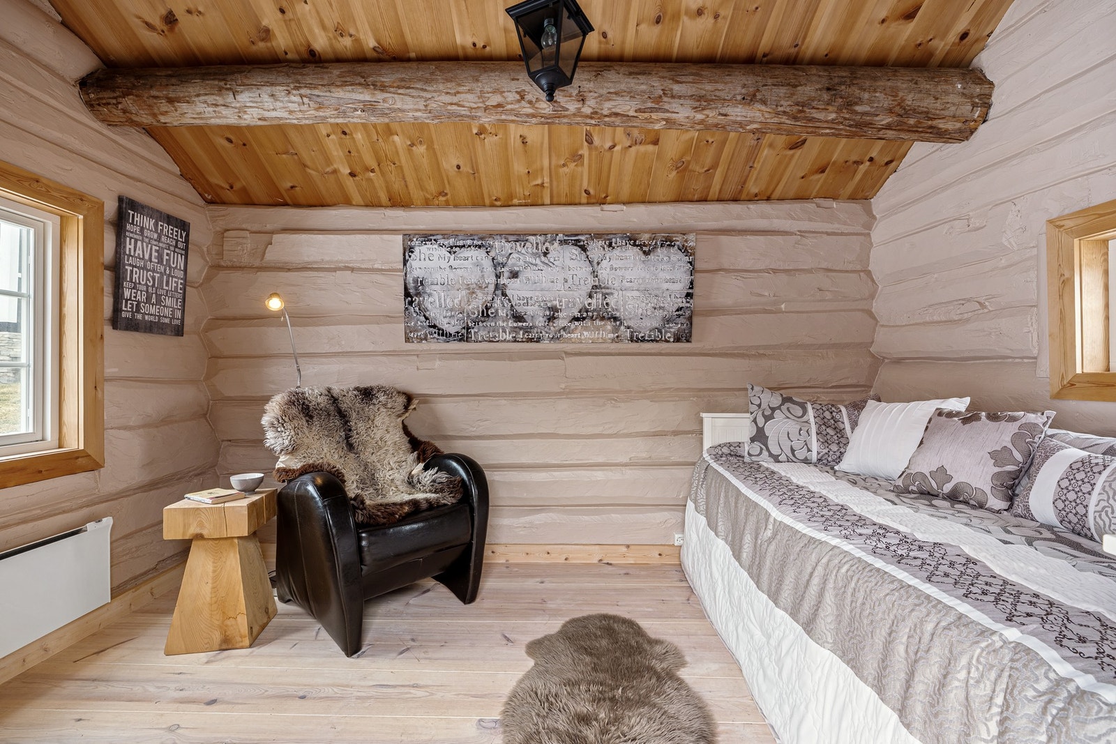 Gjestehus 1 måler 10 kvm, og brukes som soverom/lekestue. Galleribilde