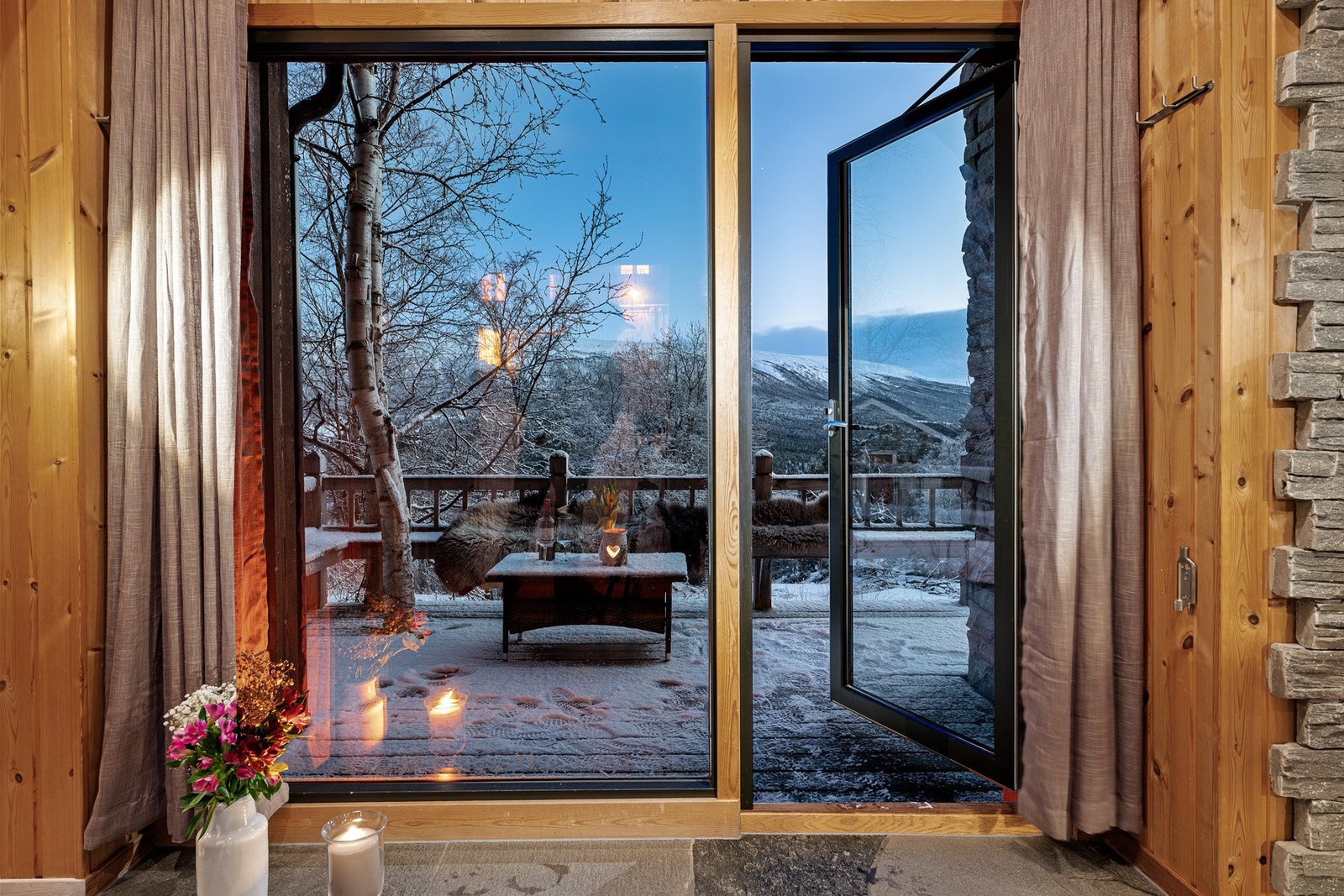 Store glassflater er en lekker kontrast til skifer, tømmer og panel. Galleribilde