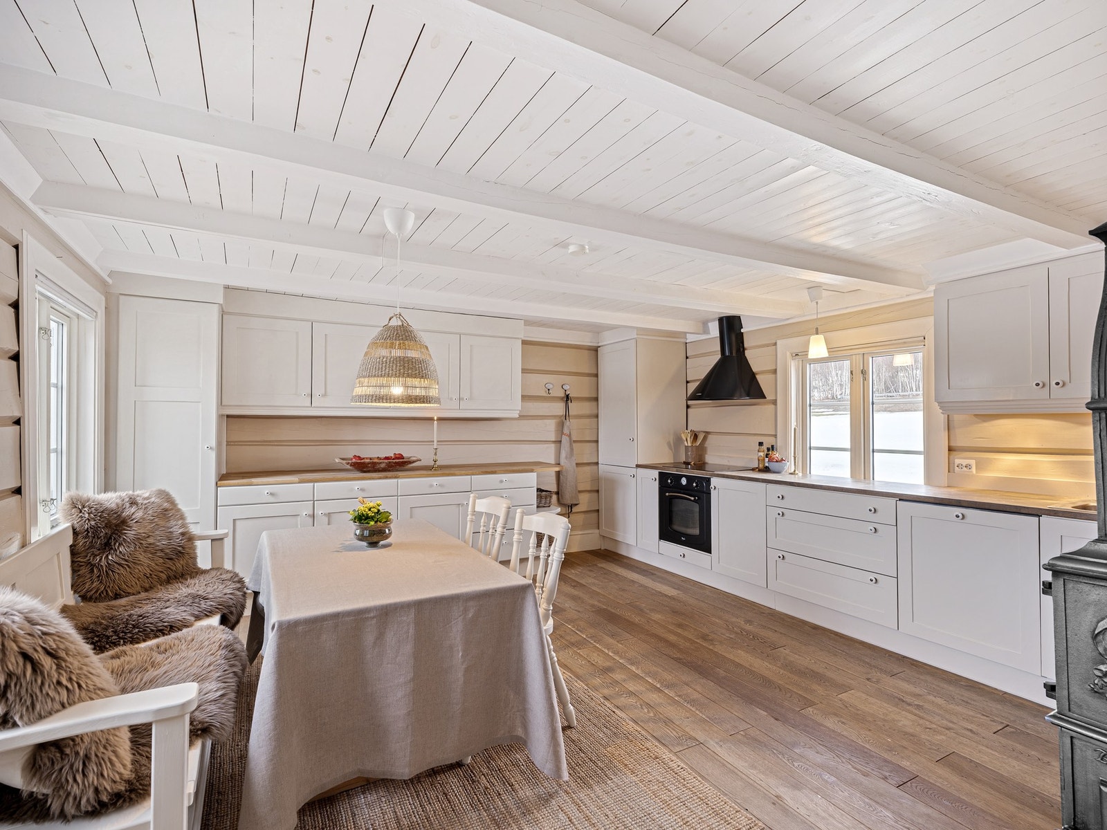 Stort og trivelig kjøkkenrom på ca. 20 kvm. Galleribilde