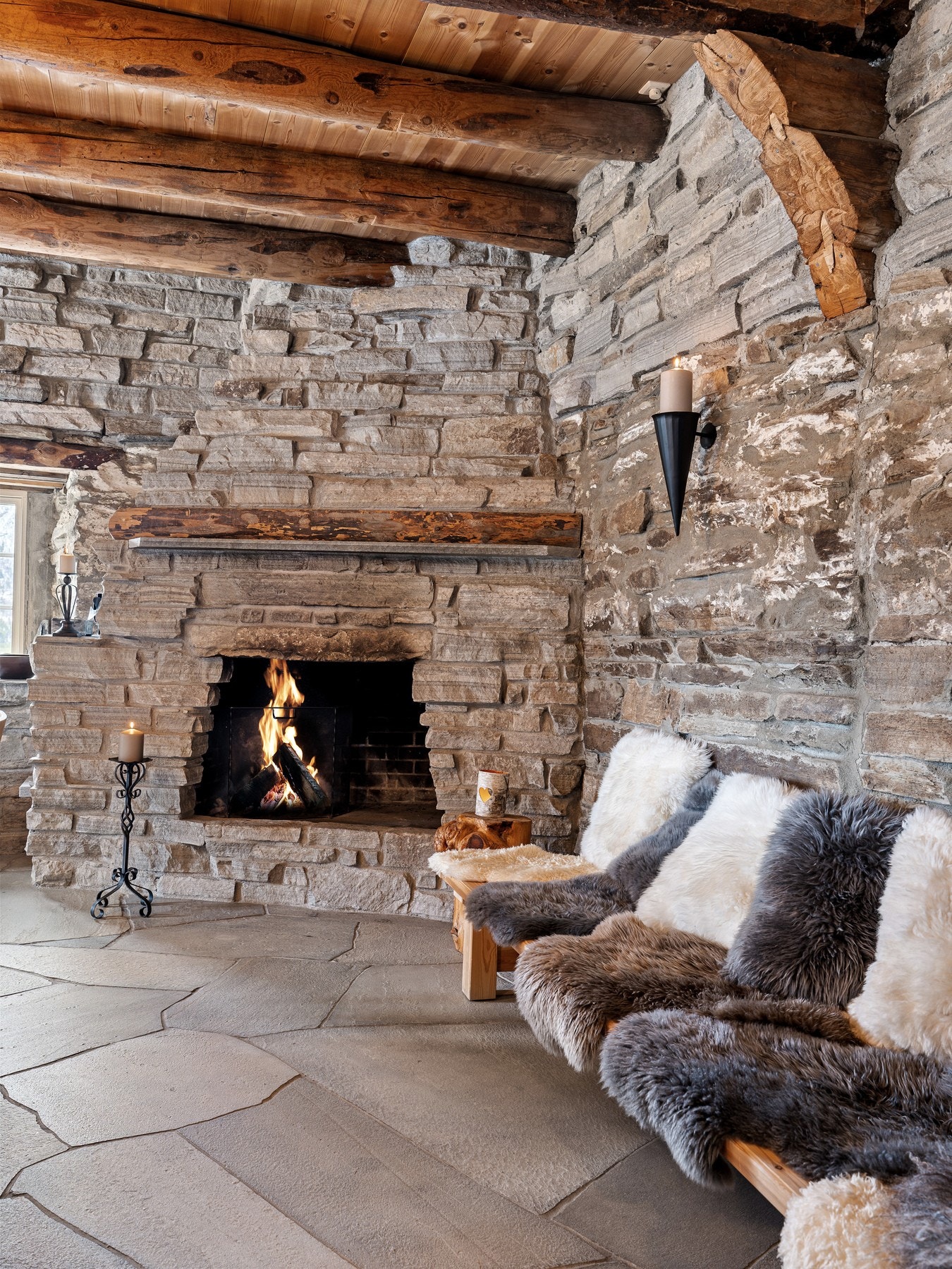 Restaureringsarbeidet er imponerende, og lokal byggeskikk er bevart og løftet til et eksklusivt nivå med særpreg. Galleribilde