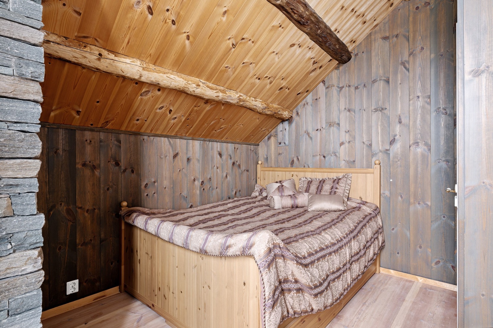 Alle rom har panel, tømmer og skifer i stilig utførelse. Galleribilde