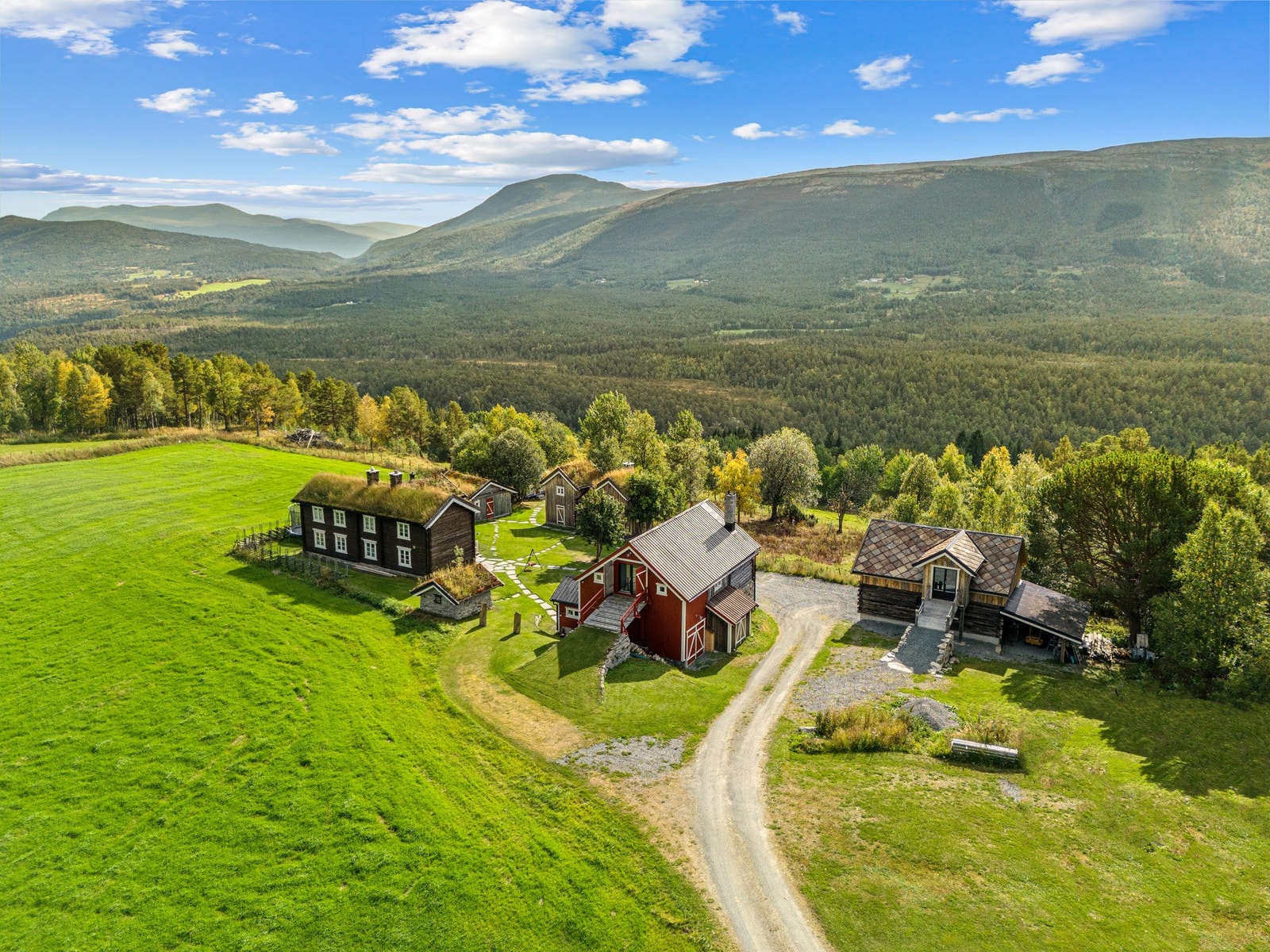 Eiendommen er en fryd for øyet både innenfor og utenfor tunet. Galleribilde