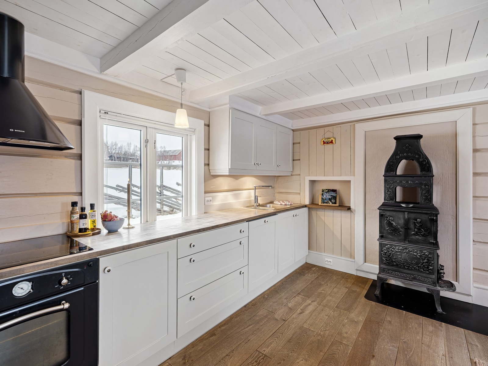 Staselig vedovn fra eldre tider er både funksjon og blikkfang. Galleribilde