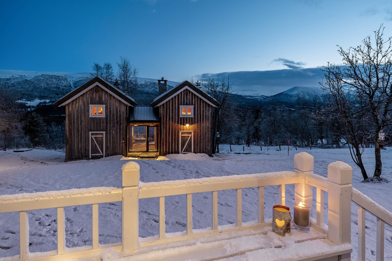 Tunet vender mot terrenget i sør, og har praktfull utsikt mot fjellene. Galleribilde