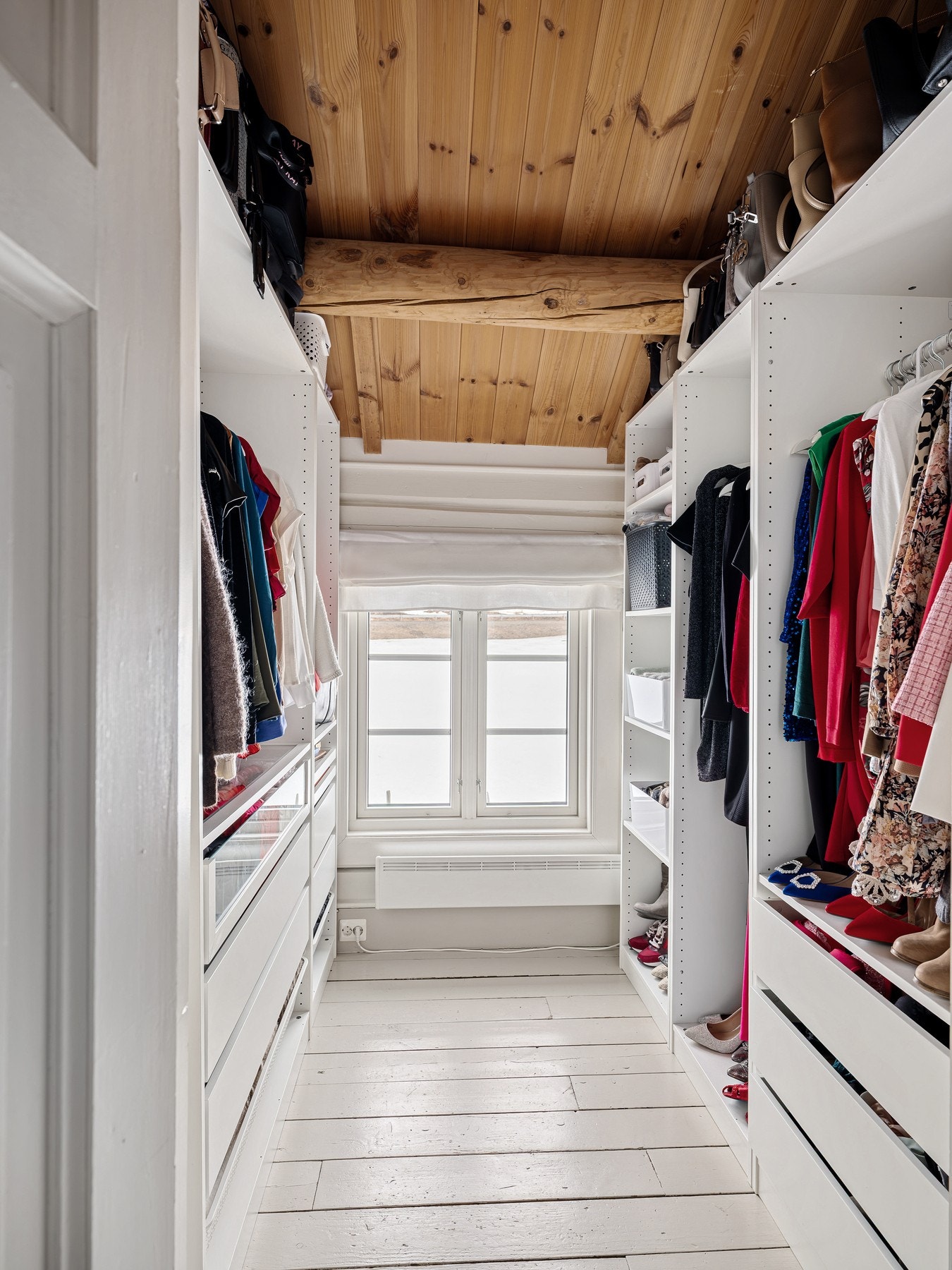 Et eget garderoberom på 5 kvm ligger vegg i vegg med soverommet. Galleribilde