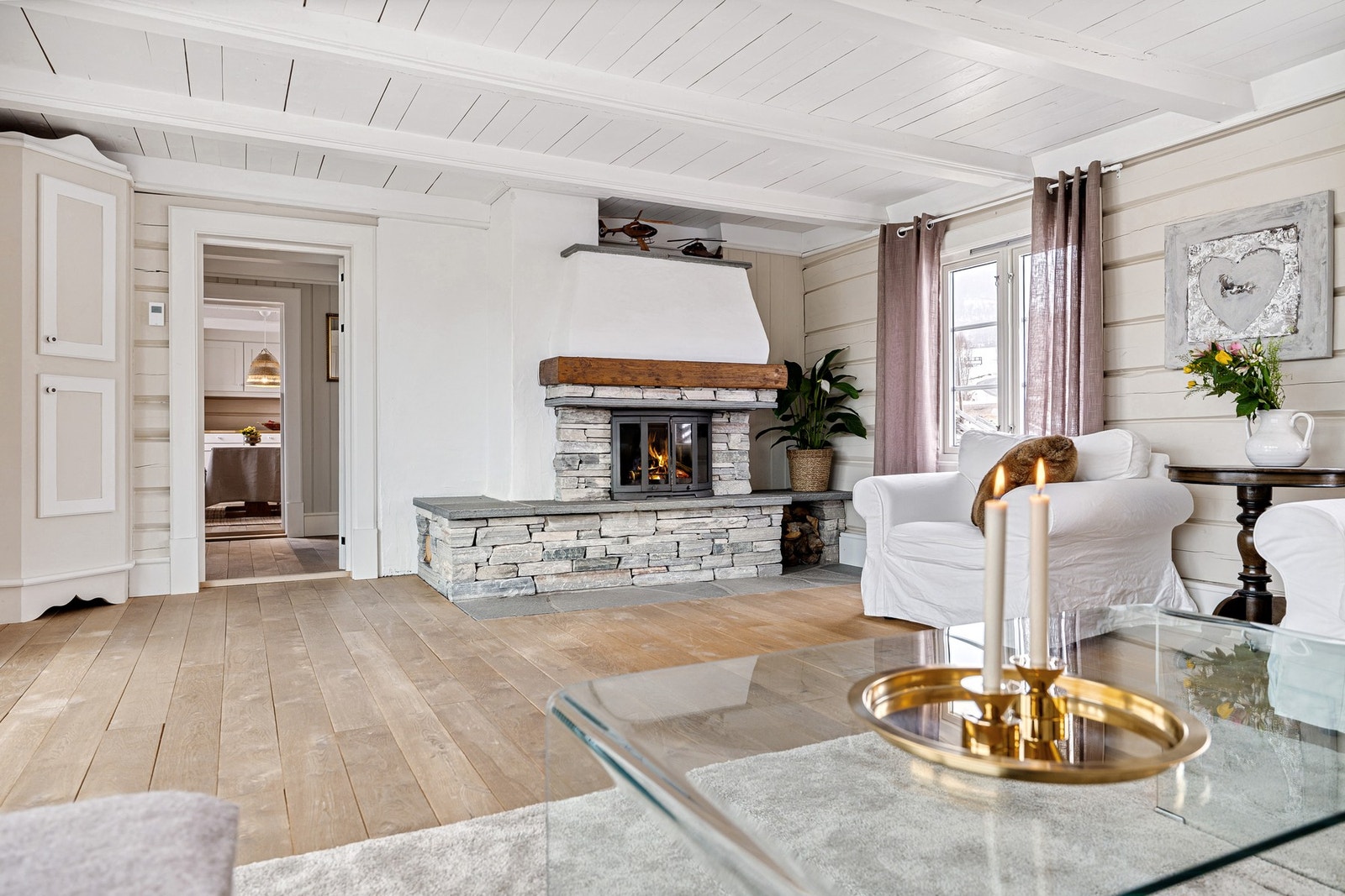 Stua i hovedbygningen måler ca. 27 kvm. Galleribilde